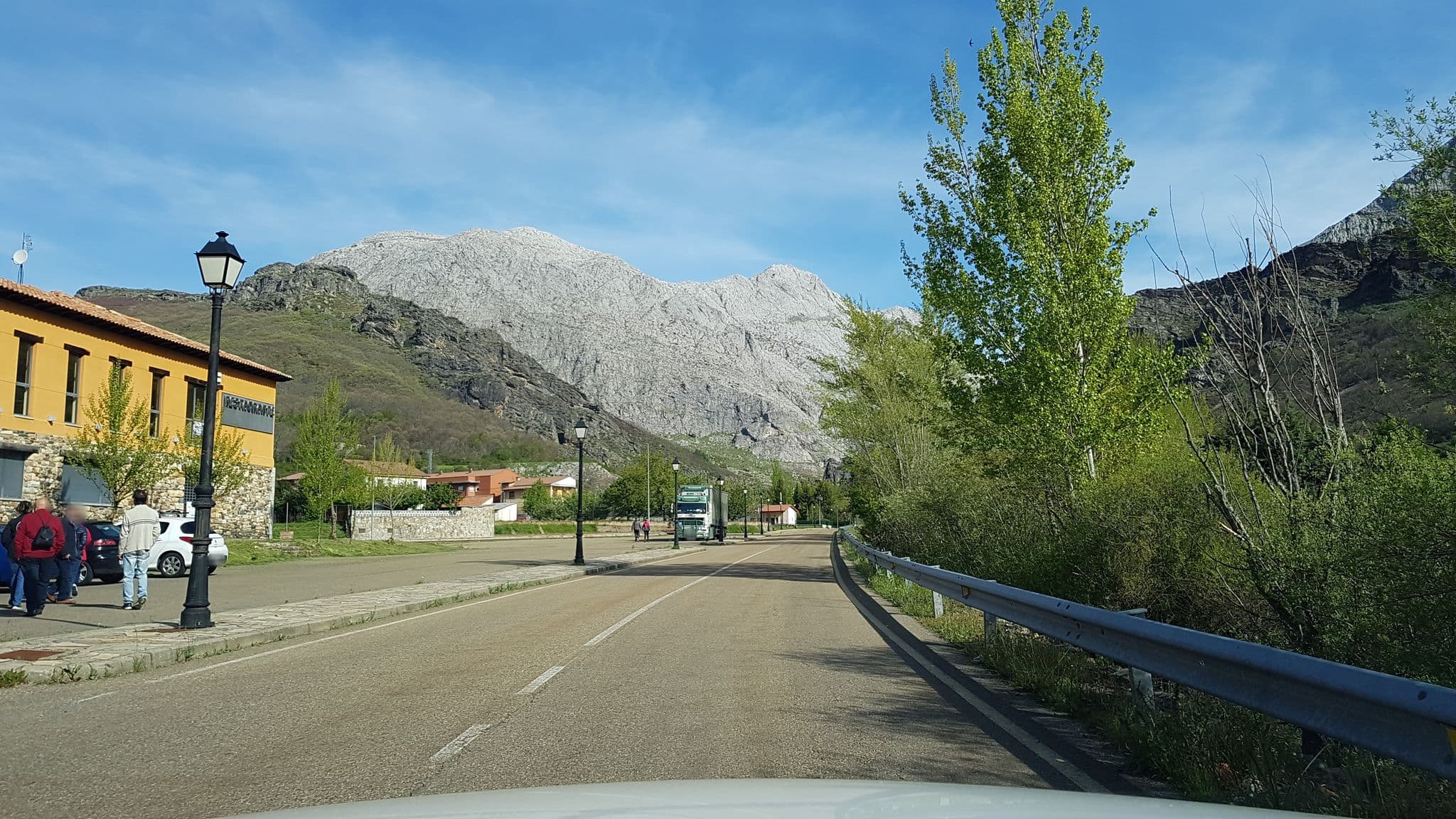 Street view near Chousa Verde, Matallana de Torío — © agpericot (CC BY-SA · Mapillary)