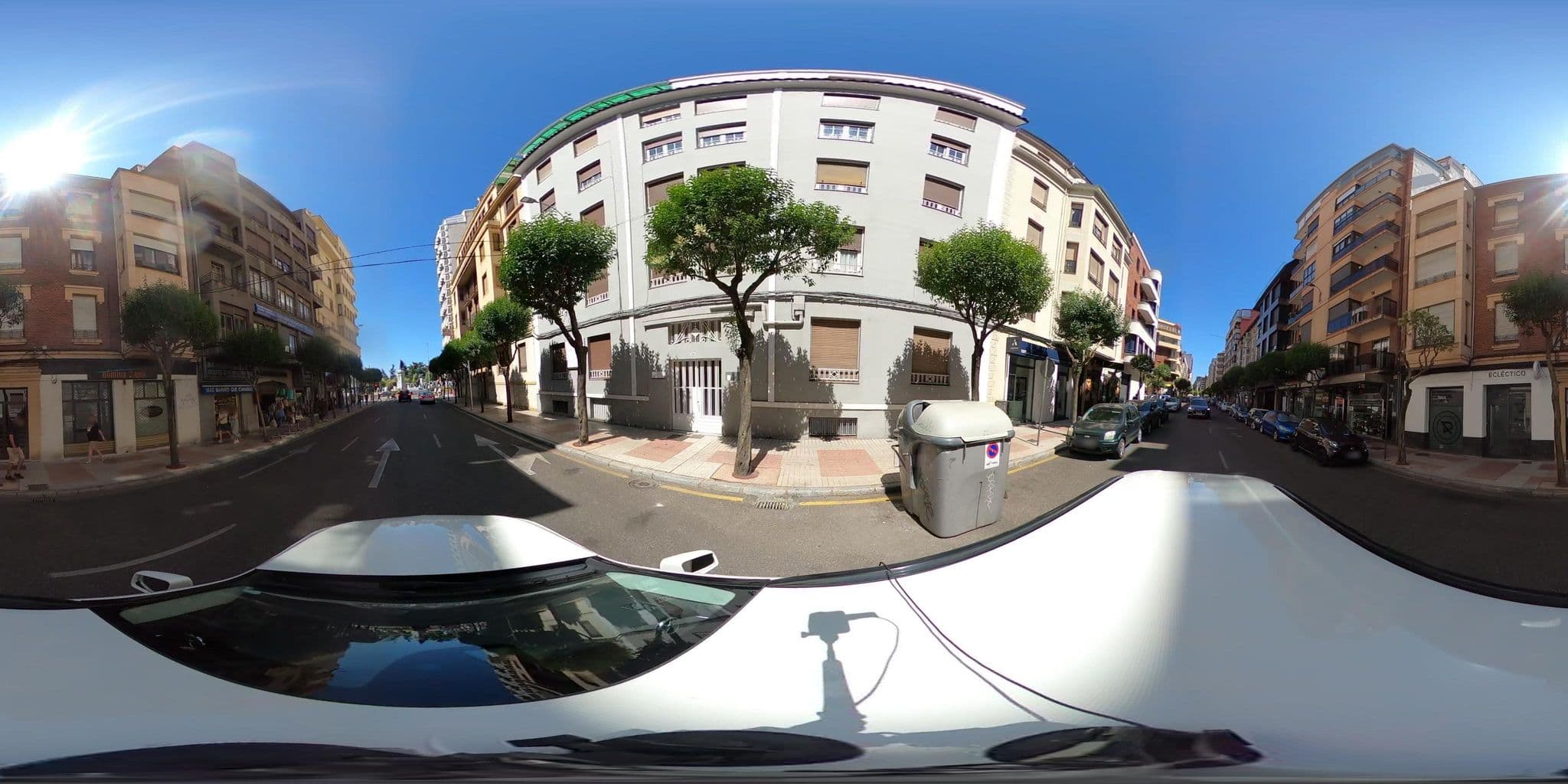 Street view near Hostal Oviedo, León — © sanjorgepinho (CC BY-SA · Mapillary)