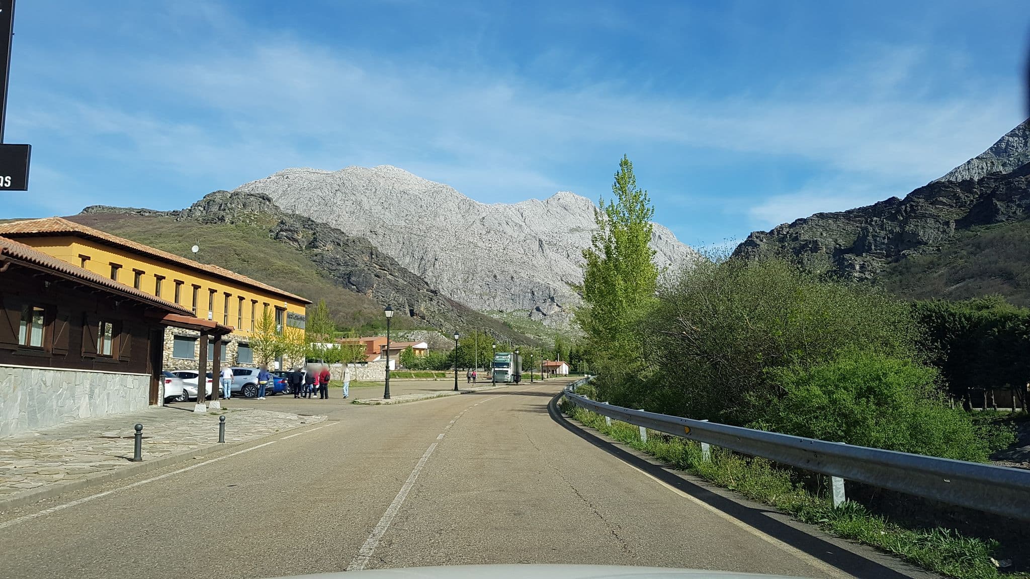 Street view near Albergue Cueva de Valporquero, Matallana de Torío — © agpericot (CC BY-SA · Mapillary)