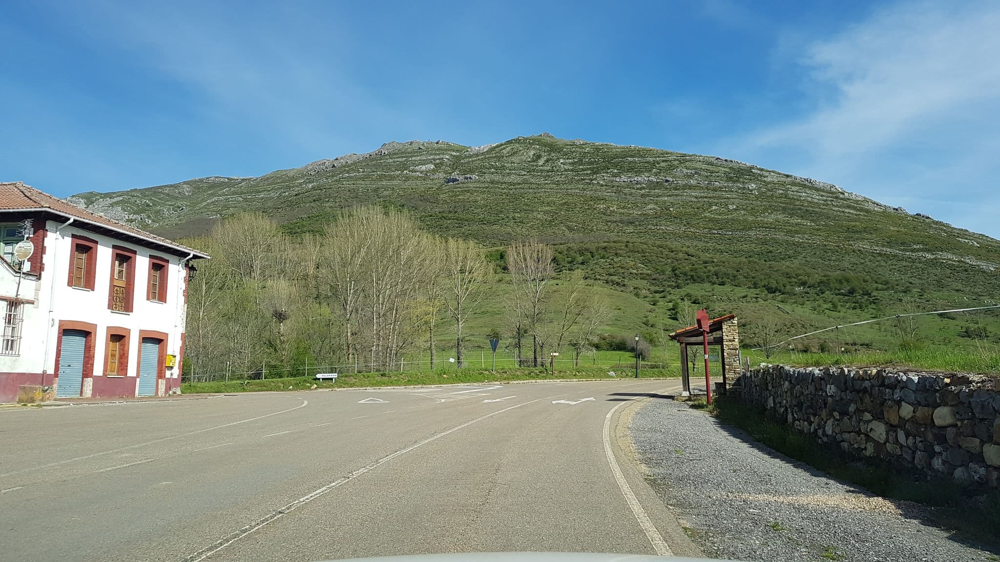 Street view near Hostal las Nieves, Villamanín — © agpericot (CC BY-SA · Mapillary)