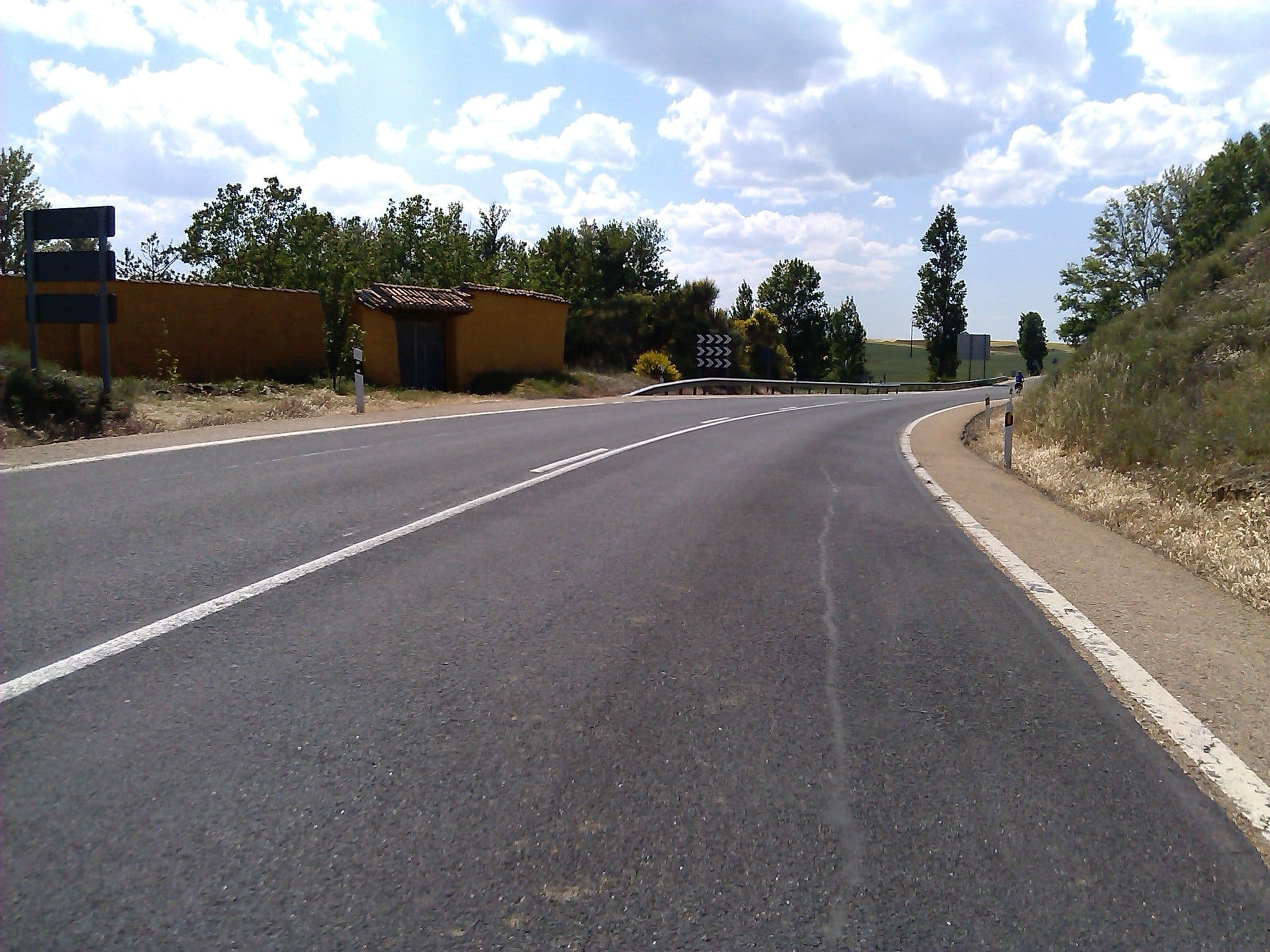 Street view near Peaceable Kingdom, Sahagún — © changchun1 (CC BY-SA · Mapillary)