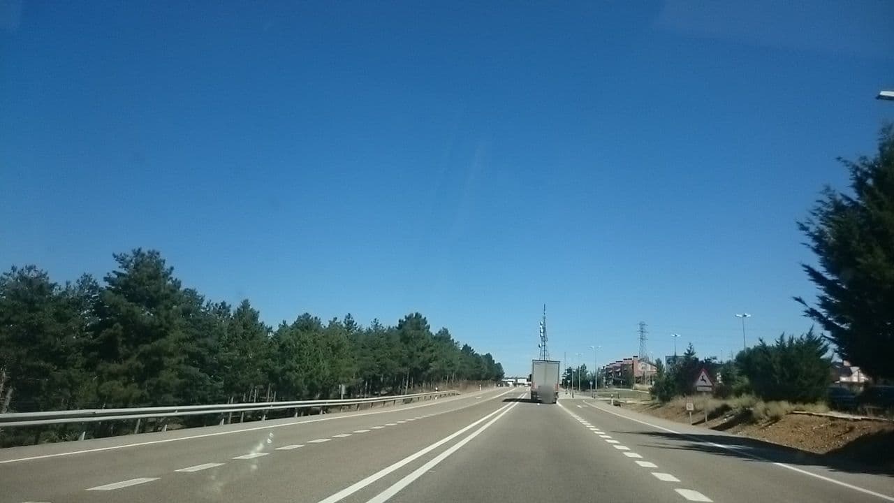Street view near Hotel Santiago León, Villaquilambre — © yopaseopor (CC BY-SA · Mapillary)