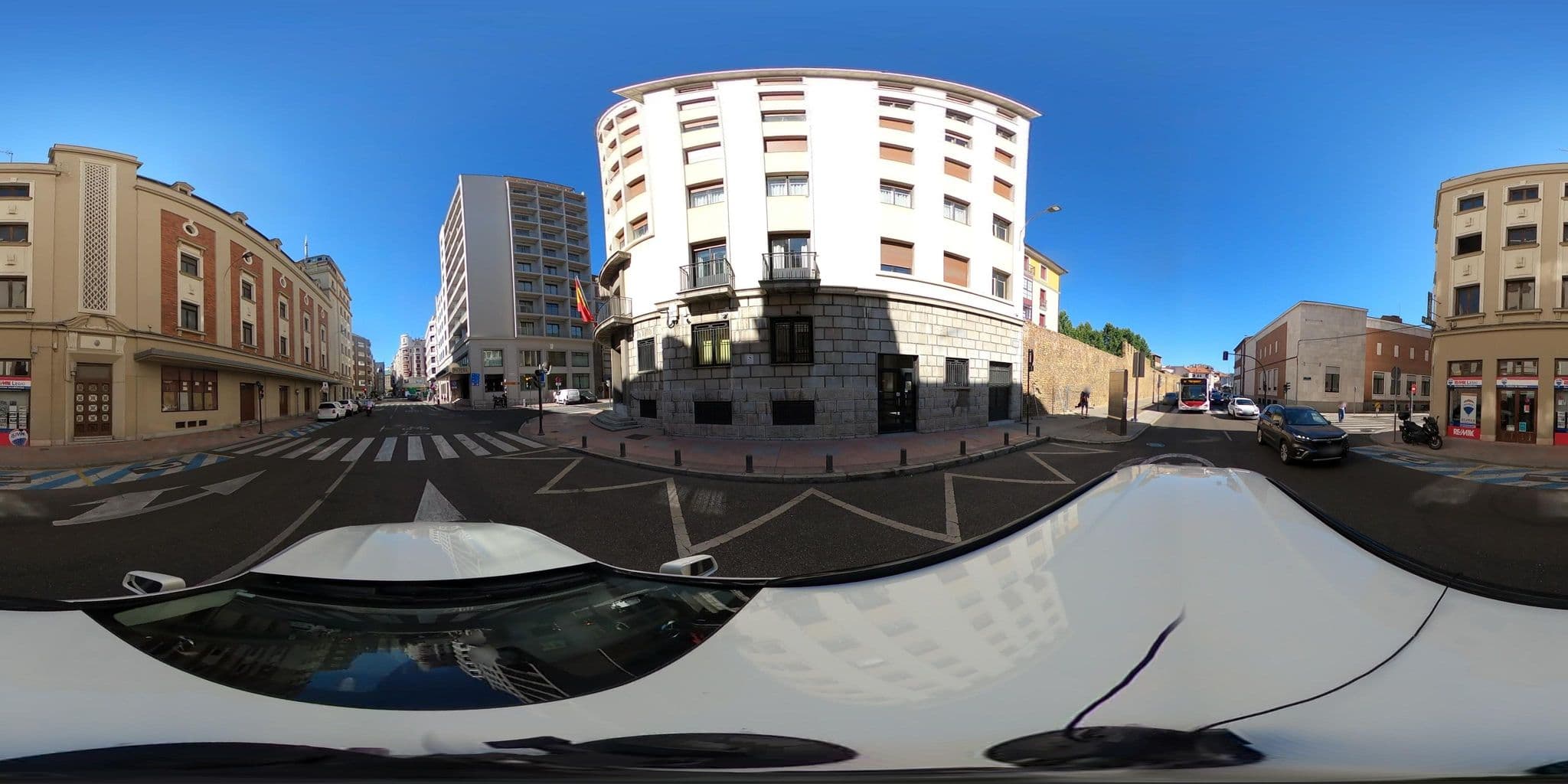 Street view near Hotel Reina, León — © sanjorgepinho (CC BY-SA · Mapillary)