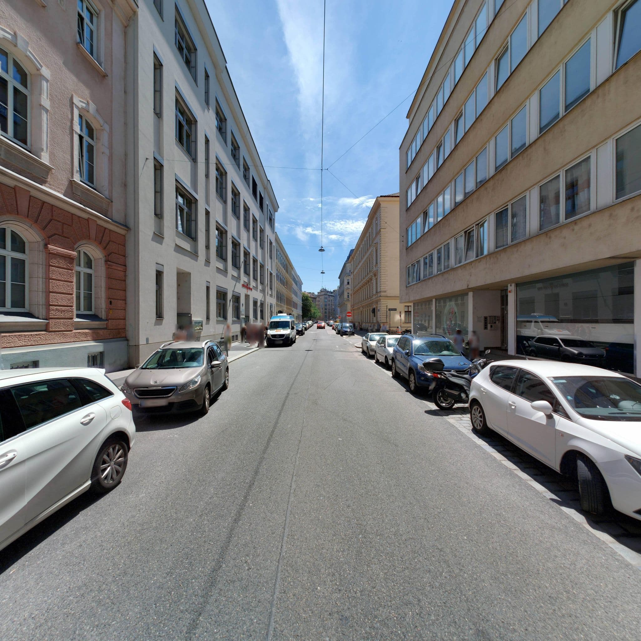 Street view near Vienna Inn, Innere Stadt — © eliasgander (CC BY-SA · Mapillary)