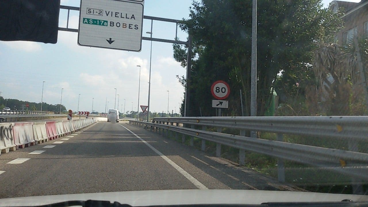 Street view near Hotel De Alma, Lugones — © edrux (CC BY-SA · Mapillary)