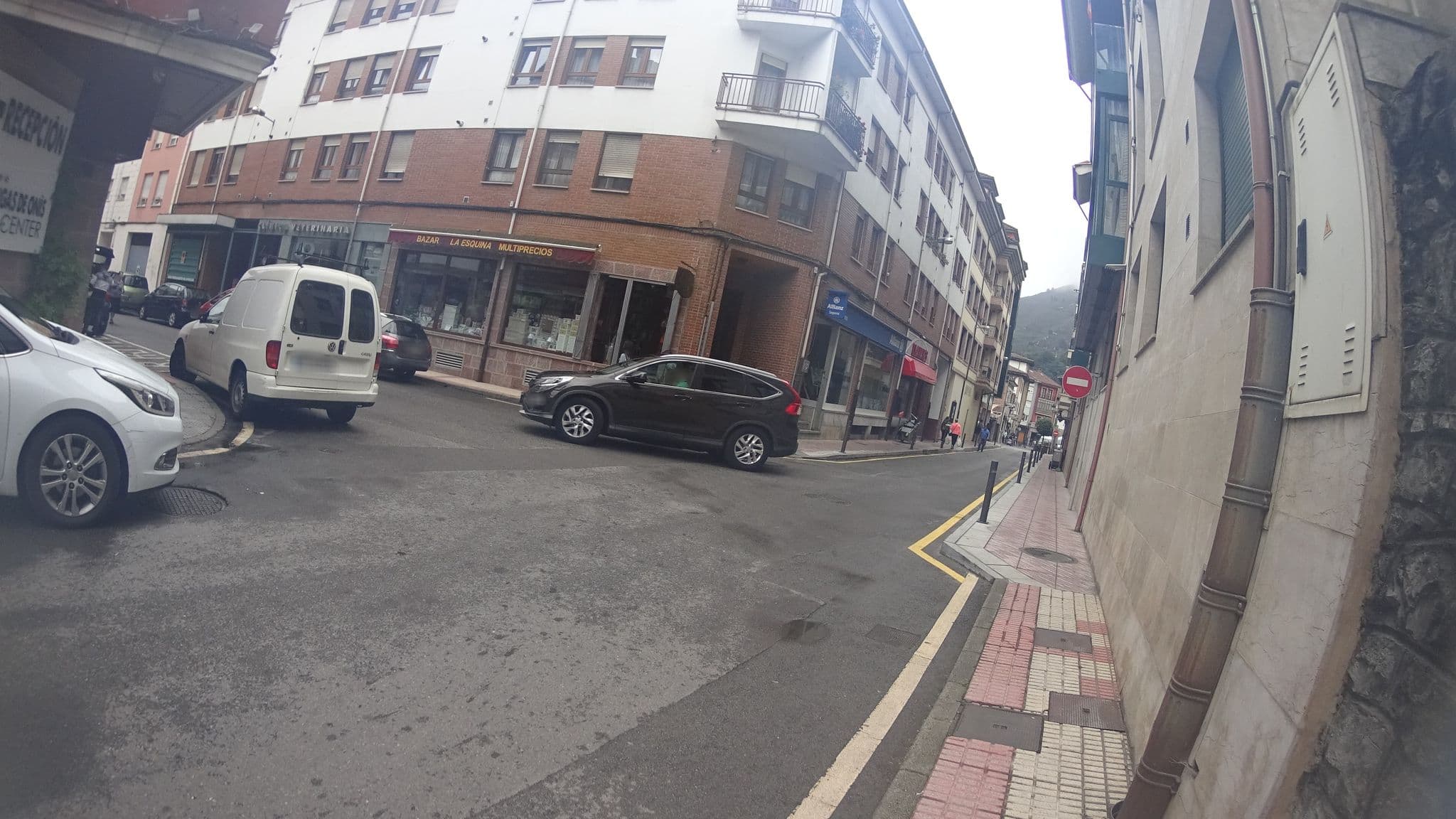 Street view near Hotel Favila, Cangas de Onís — © robertogeb (CC BY-SA · Mapillary)
