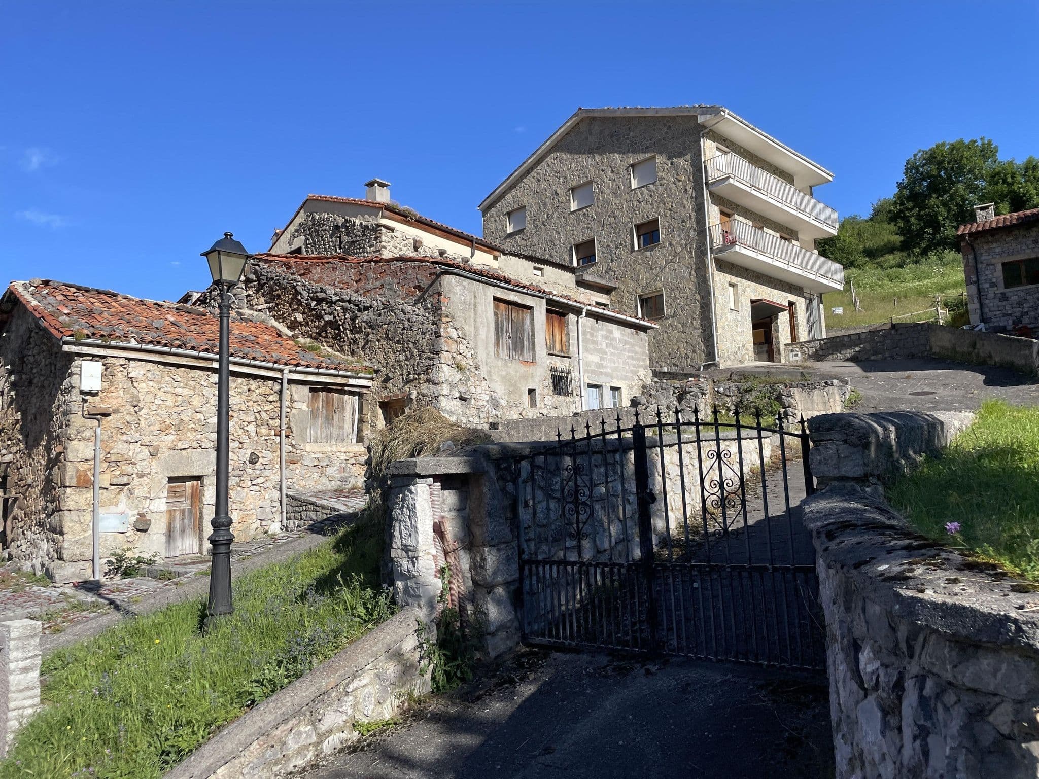 Street view near Casa Rural la Ardina, Carreña — © seraq (CC BY-SA · Mapillary)