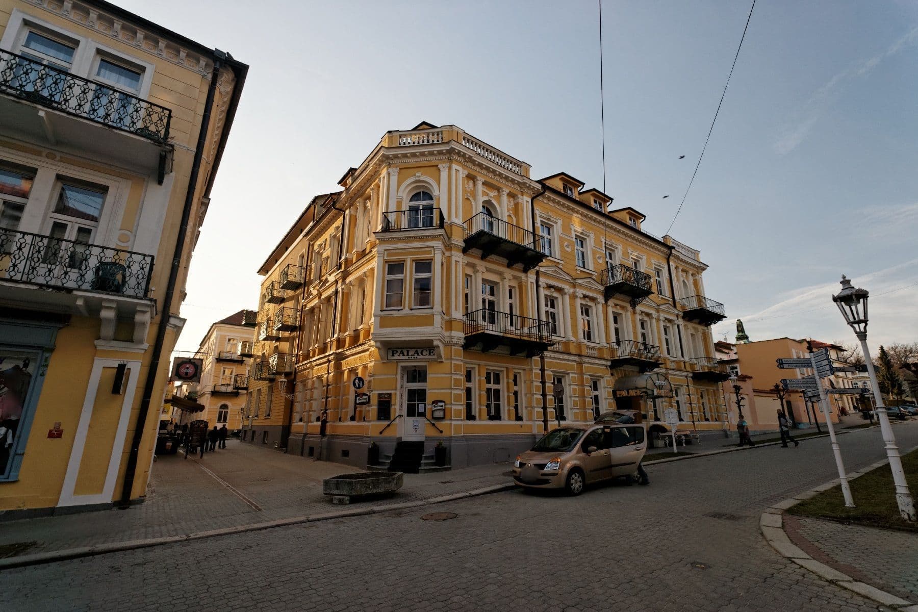 Street view near Palace I, Františkovy Lázně — © txllxt (CC BY-SA · Mapillary)