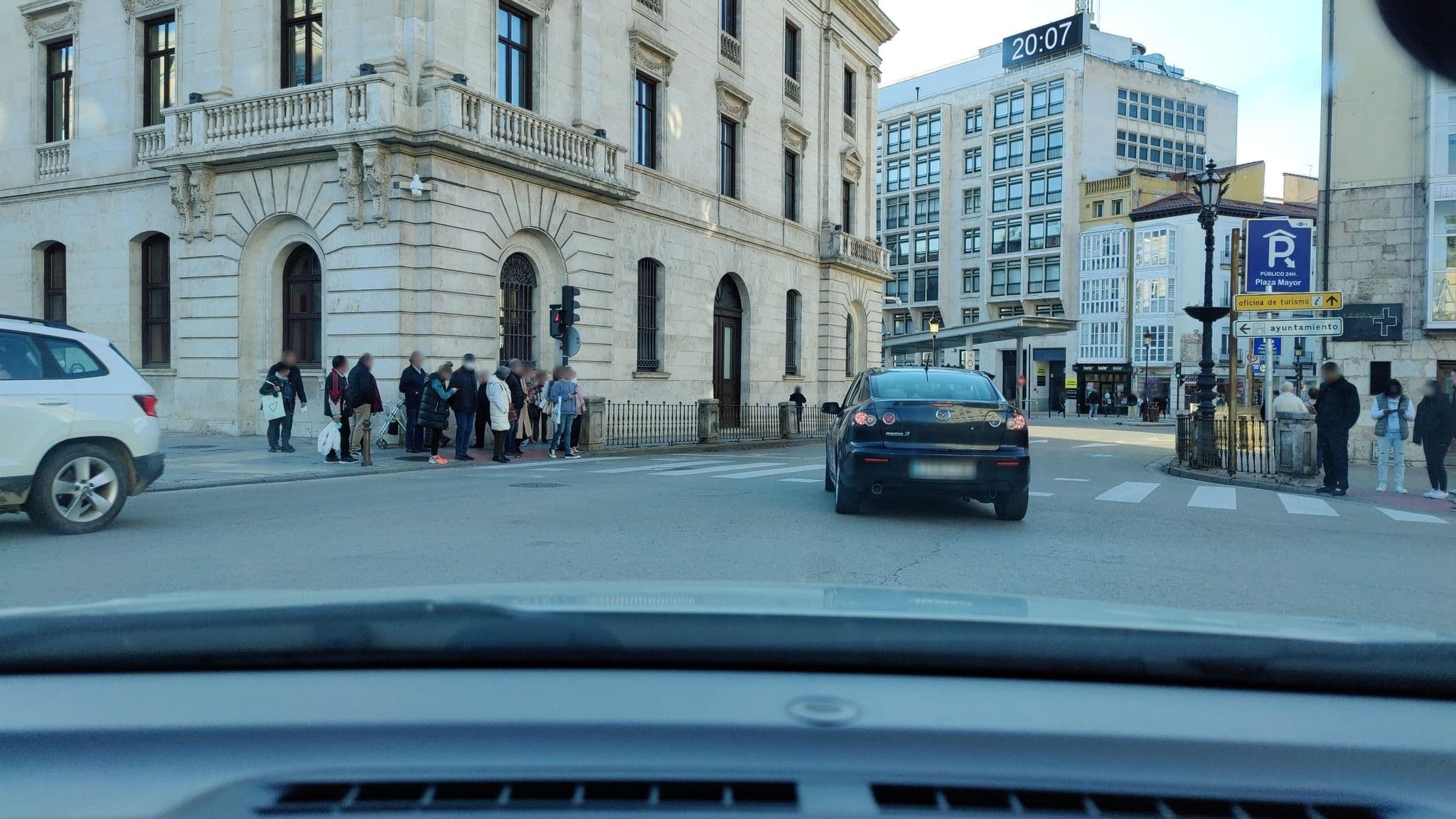Street view near Arlazon Hotel Burgos, Burgos — © cronoser (CC BY-SA · Mapillary)