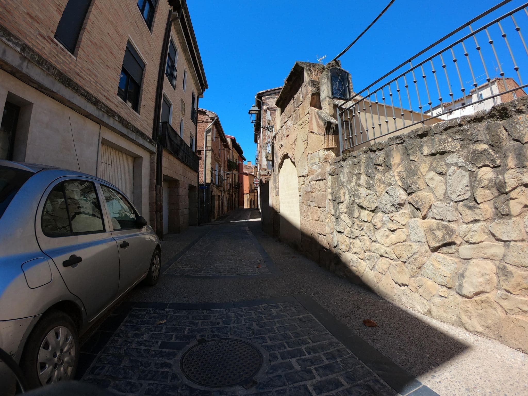 Street view near Albergue de Peregrinos, Fuenmayor — © rubencarbonero (CC BY-SA · Mapillary)
