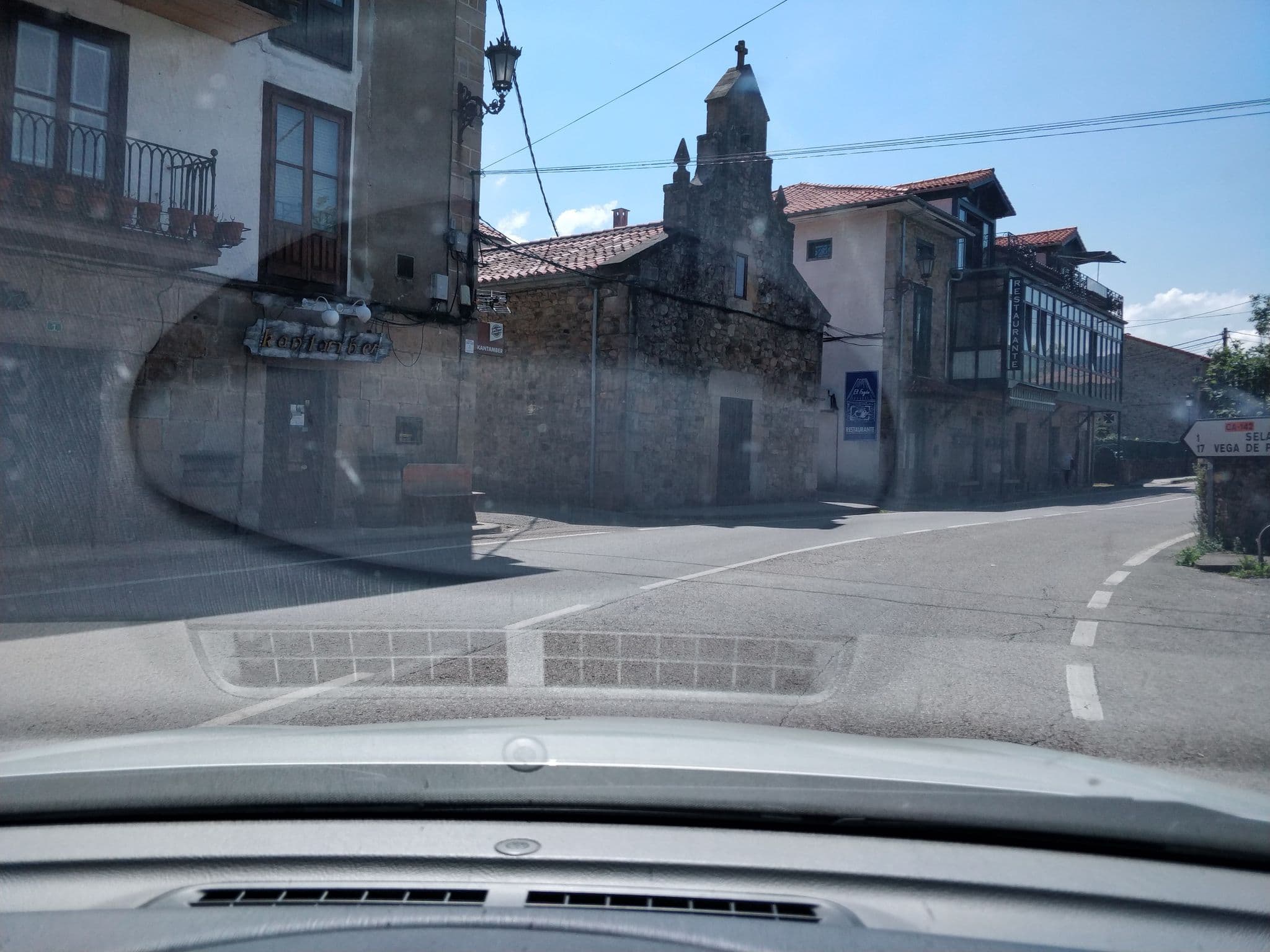 Street view near Posada de Villacarriedo, Villacarriedo — © cronoser (CC BY-SA · Mapillary)