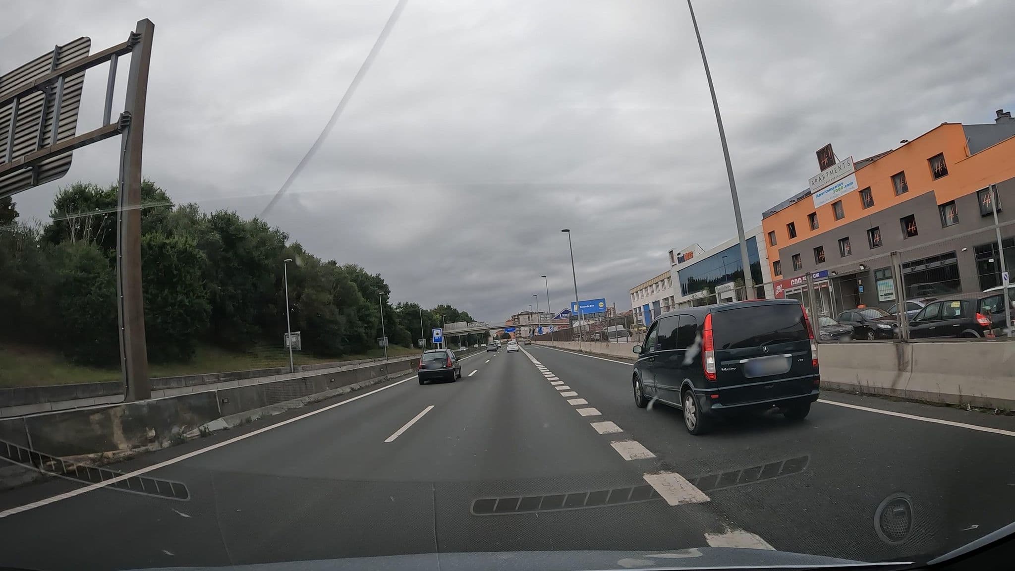 Street view near Hiblanc Hotel, El Astillero — © vinisa (CC BY-SA · Mapillary)