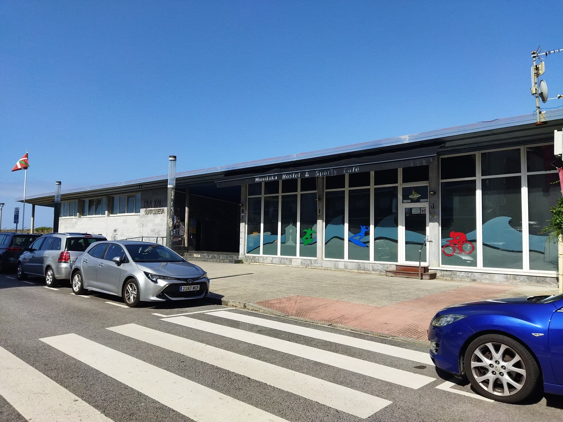 Mundaka Hostel & Sports Cafe (via Wikimedia Commons, CC BY-SA 4.0)