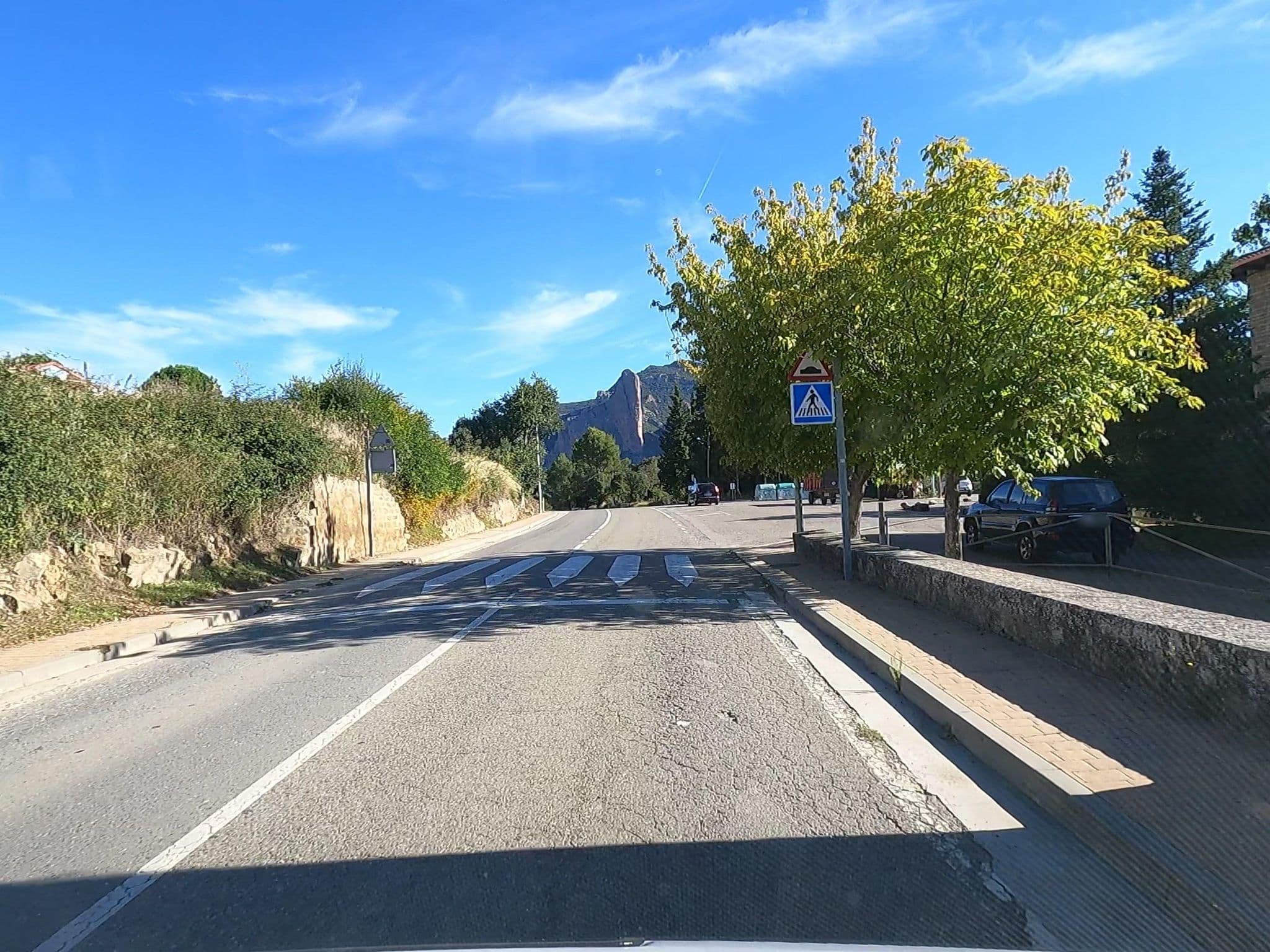 Street view near Hostal Los Mallos, Ayerbe — © voyage-hors-saison (CC BY-SA · Mapillary)