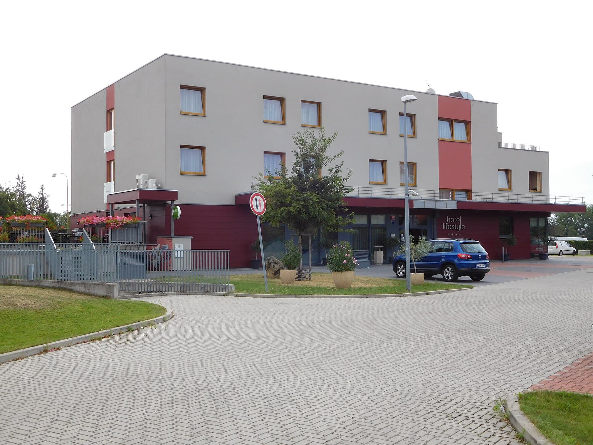 Lifestyle Hotel (via Wikimedia Commons, CC BY-SA 3.0)