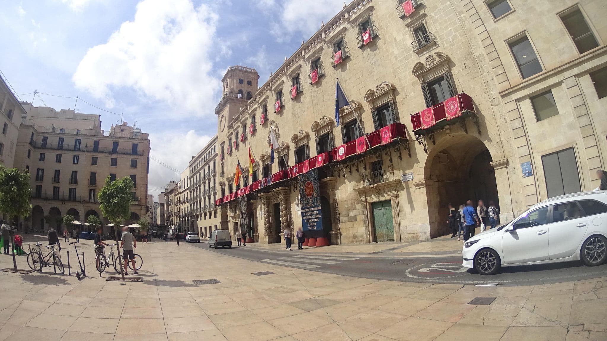 Street view near Hostal-Pension Ayuntamiento, Alicante — © robertogeb (CC BY-SA · Mapillary)