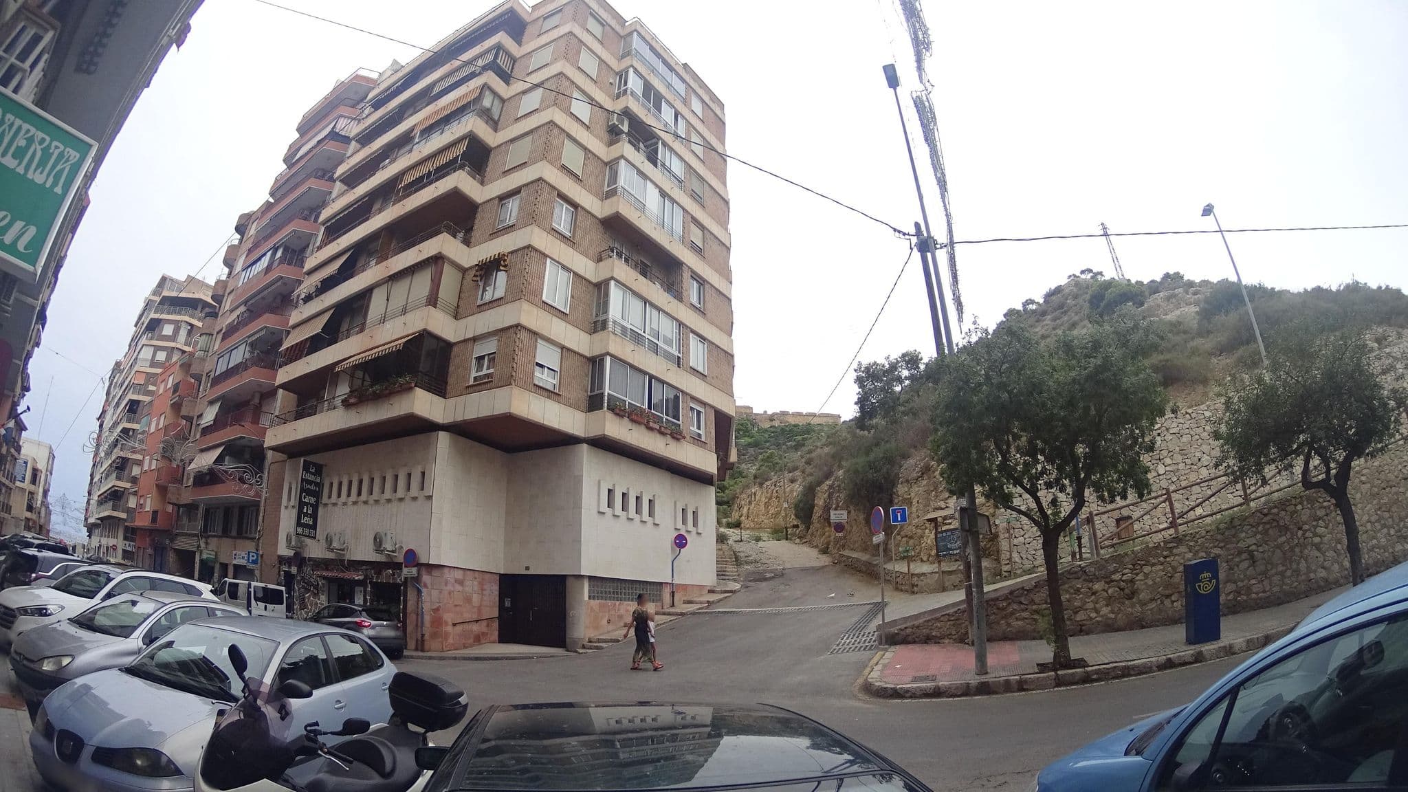 Street view near APARTAMENTOS MEDITERRANEO, Alicante — © robertogeb (CC BY-SA · Mapillary)
