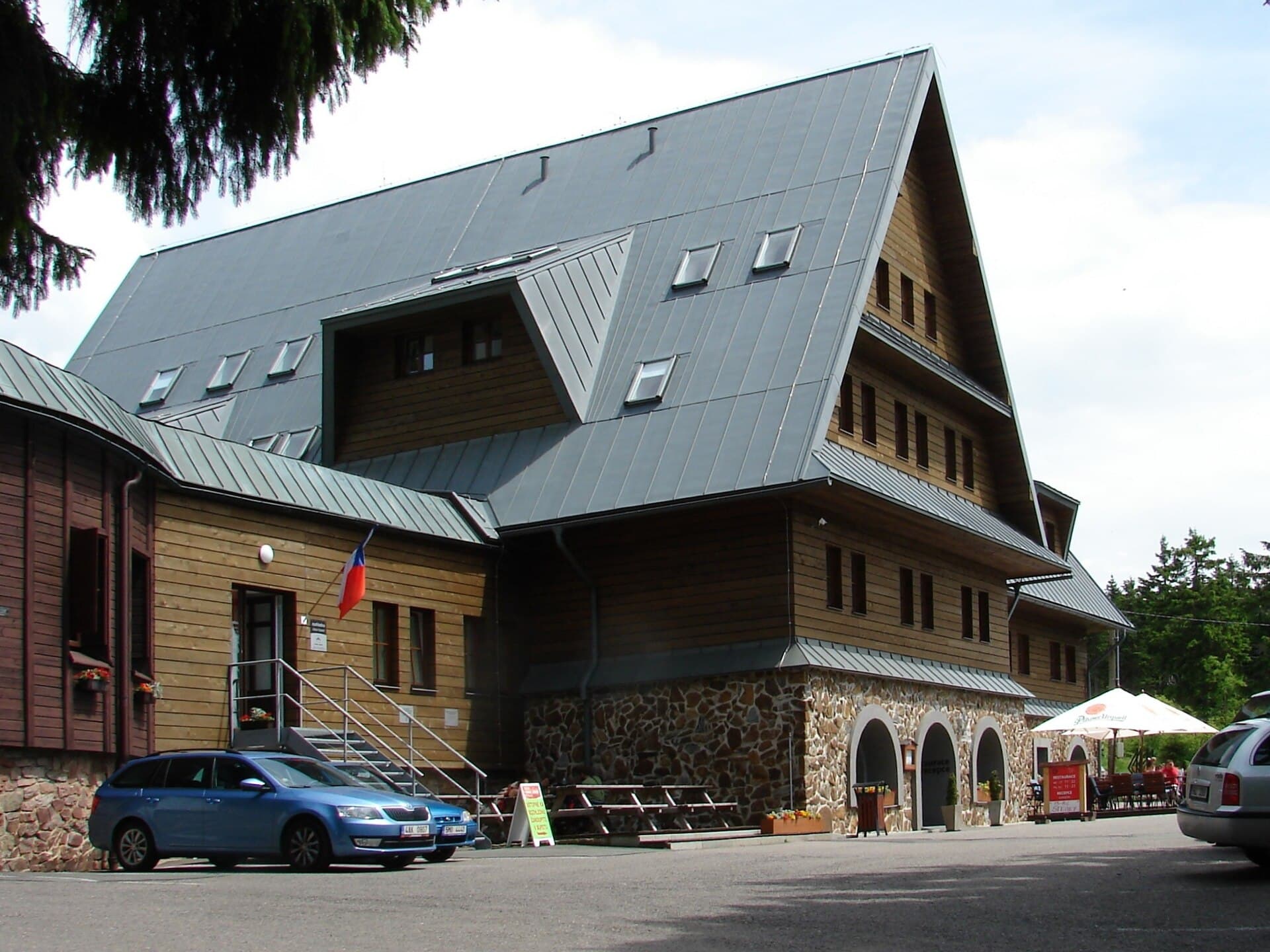 Kramářova chata (via Wikimedia Commons, CC BY-SA 4.0)