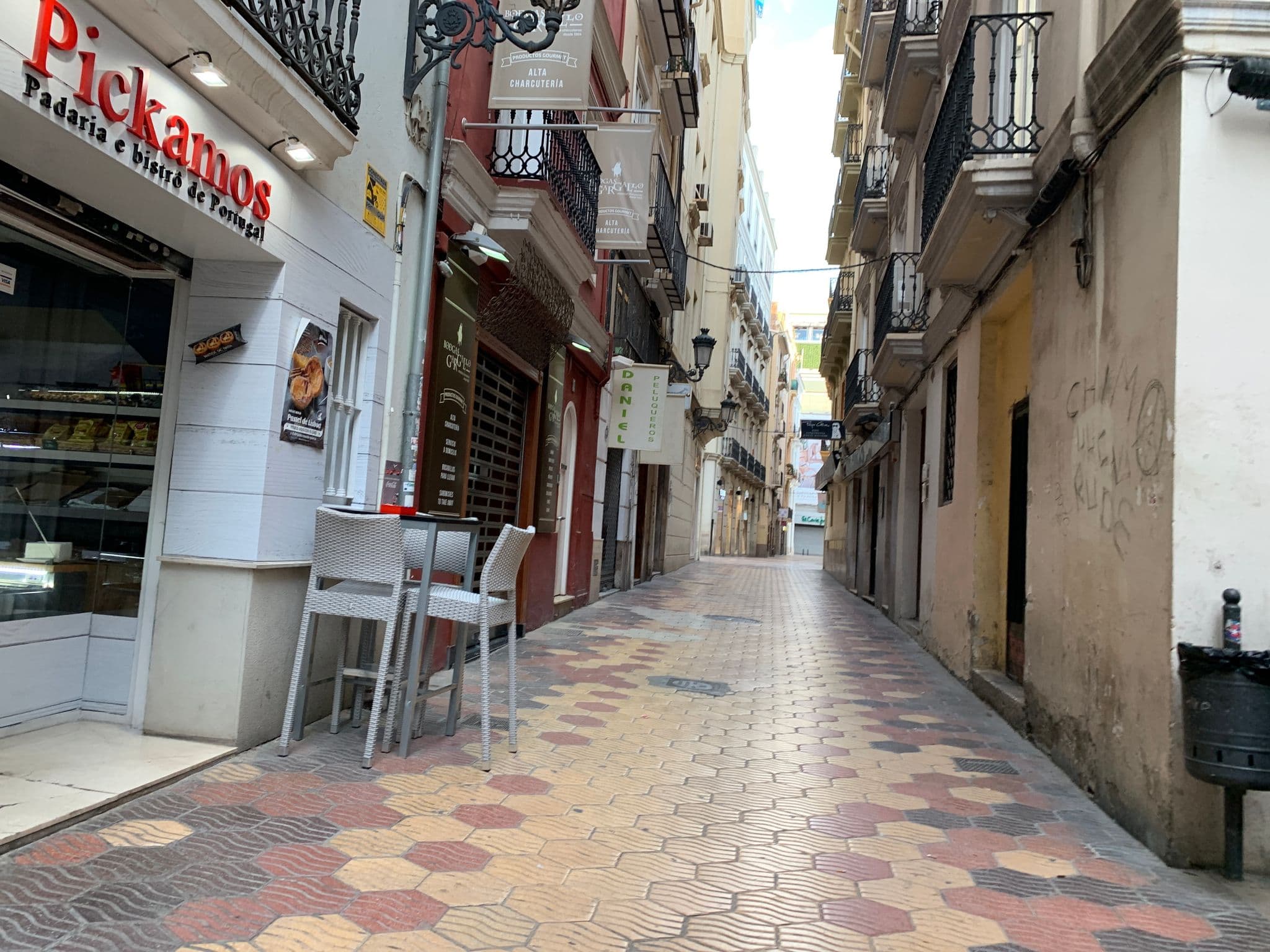 Street view near gold & blue rooms, Valencia — © egorka (CC BY-SA · Mapillary)