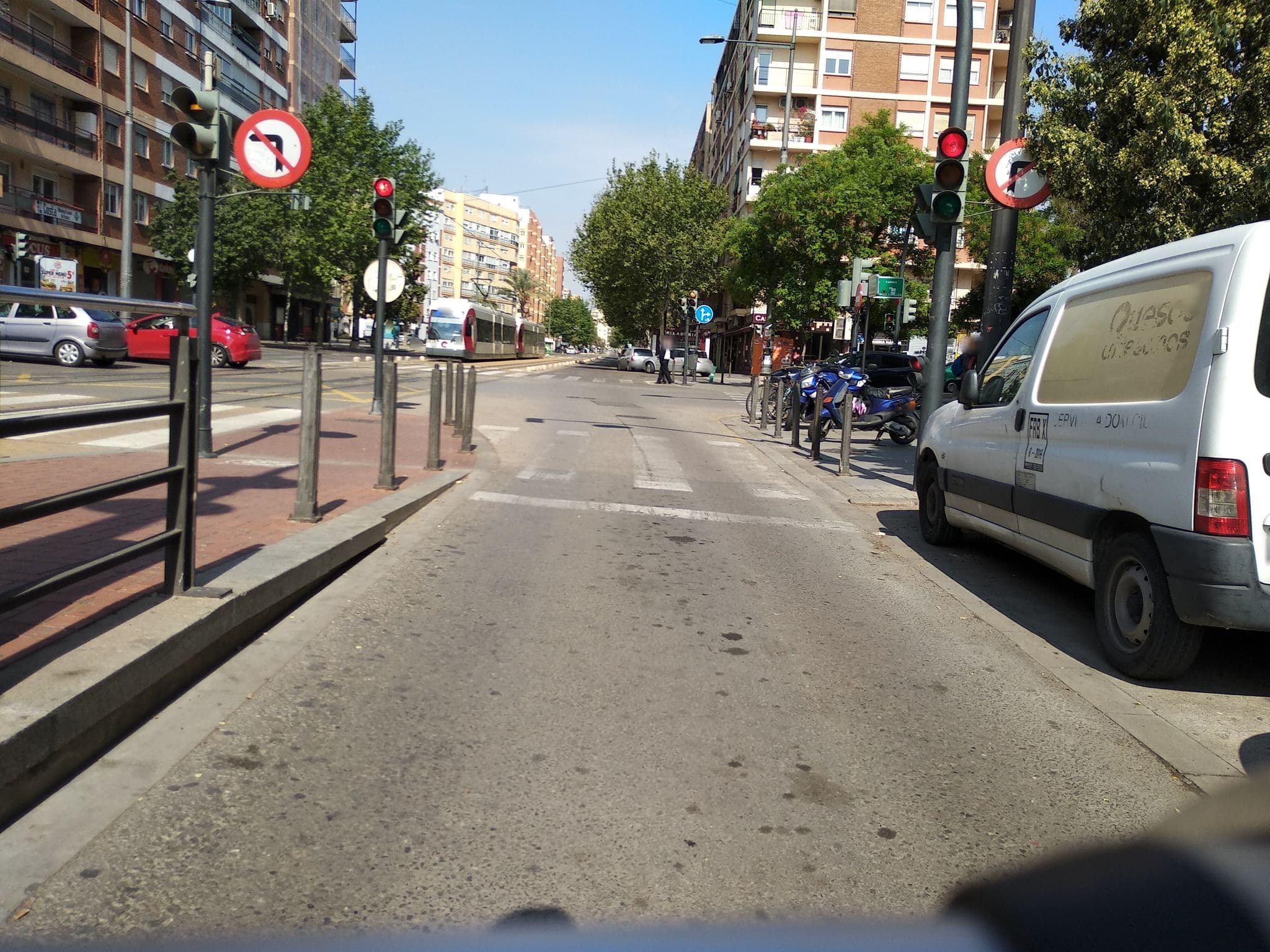 Street view near RealRent Jardines De Viveros, Tavernes Blanques — © raolbaletco (CC BY-SA · Mapillary)