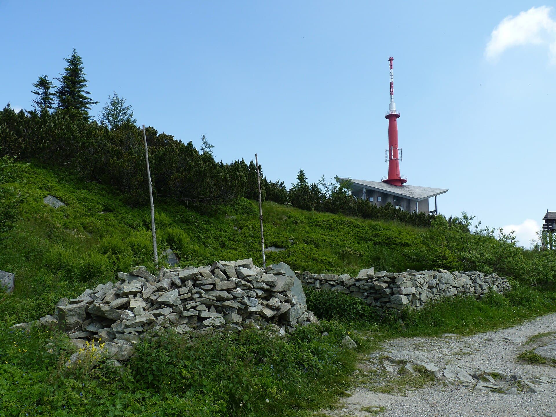 Bezručova chata (via Wikimedia Commons, CC BY-SA 3.0)