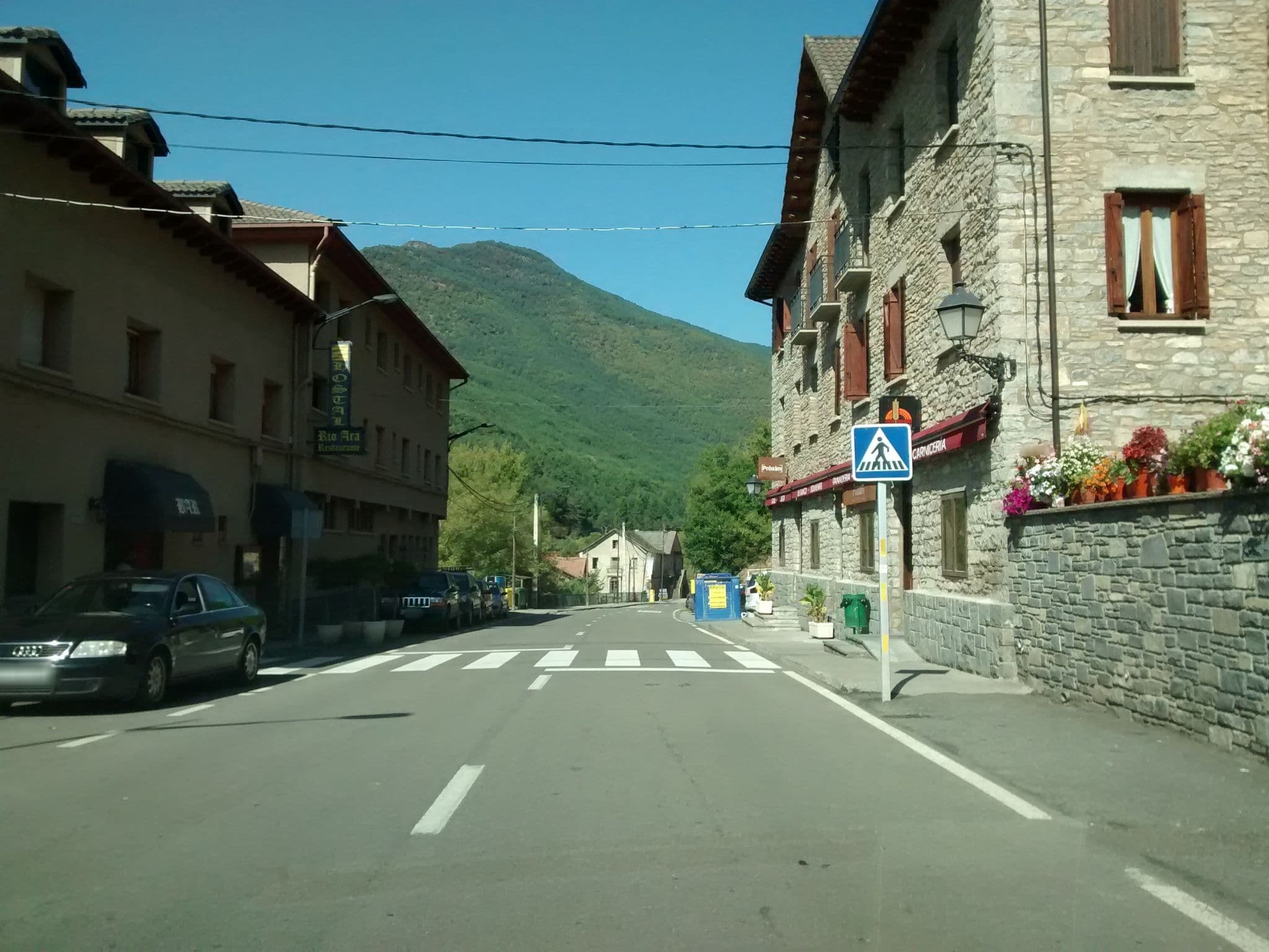 Street view near Hostal Rio Ara, Sabiñánigo — © msevilla00 (CC BY-SA · Mapillary)