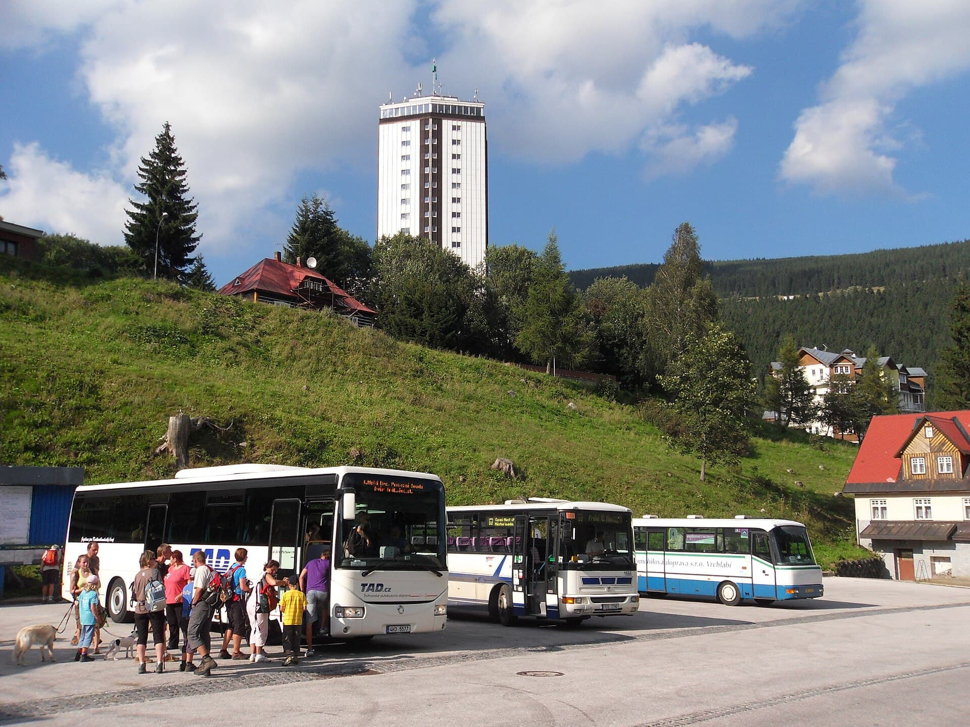 Hotel Horizont (via Wikimedia Commons, CC BY-SA 3.0)