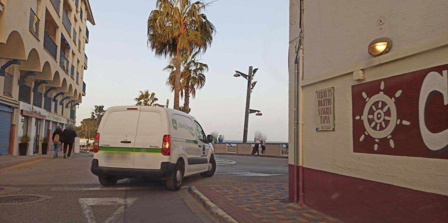 Street view near Juan's Beachfront Apartment, L'Ampolla — © yopaseopor (CC BY-SA · Mapillary)