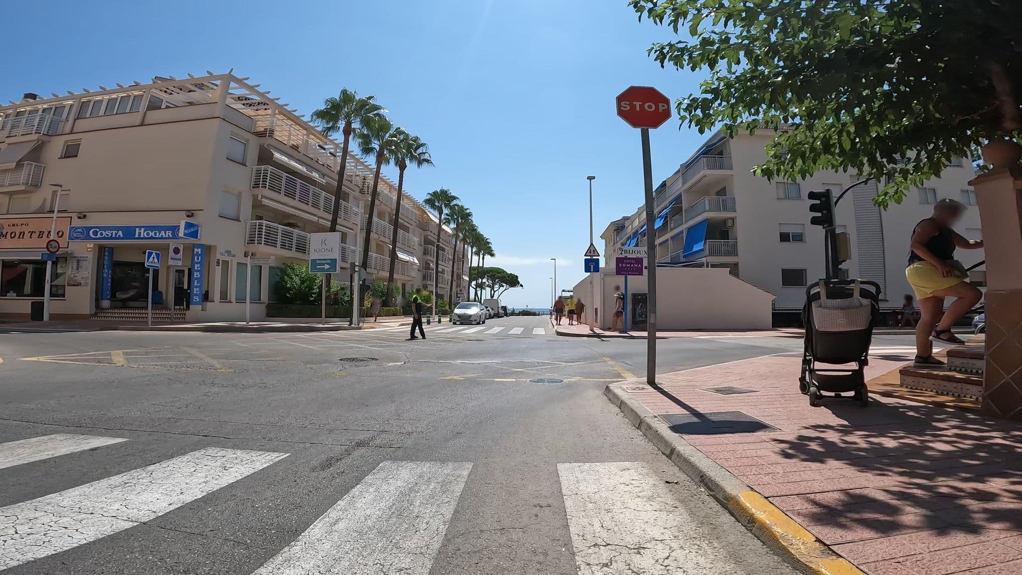 Street view near Apartamentos Cargador Beach 3000, Alcocéber — © mikelo (CC BY-SA · Mapillary)