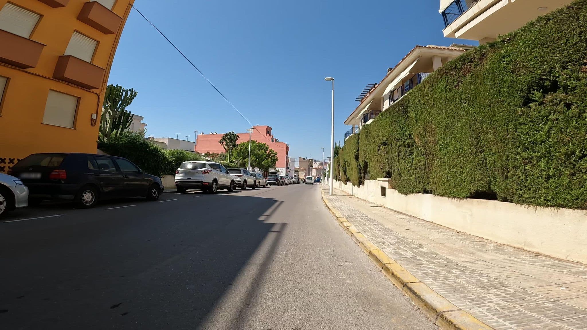 Street view near Apartamentos Hibiscus, Alcocéber — © mikelo (CC BY-SA · Mapillary)