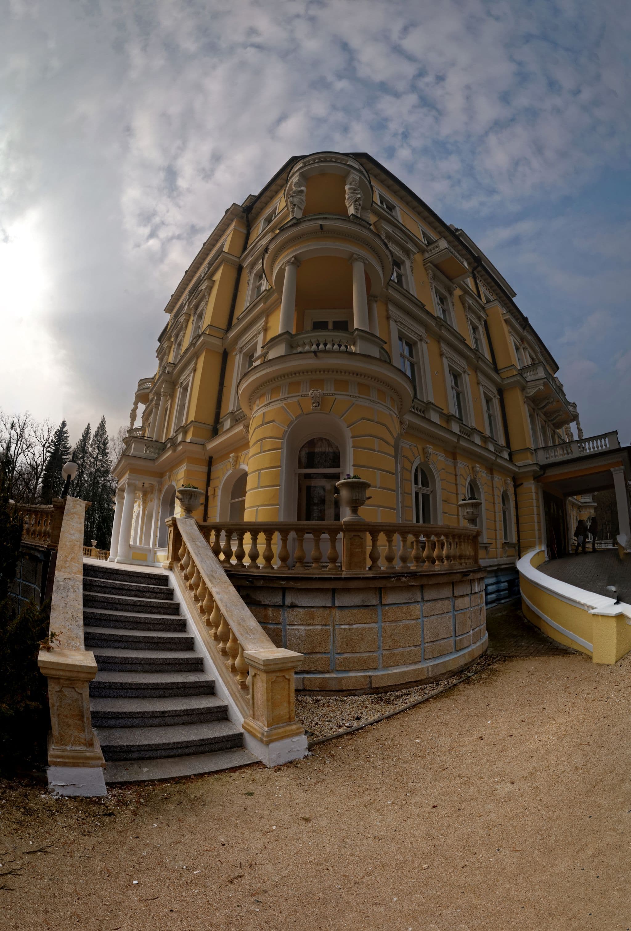 Street view near Lázeňský Hotel Imperial, Františkovy Lázně — © txllxt (CC BY-SA · Mapillary)