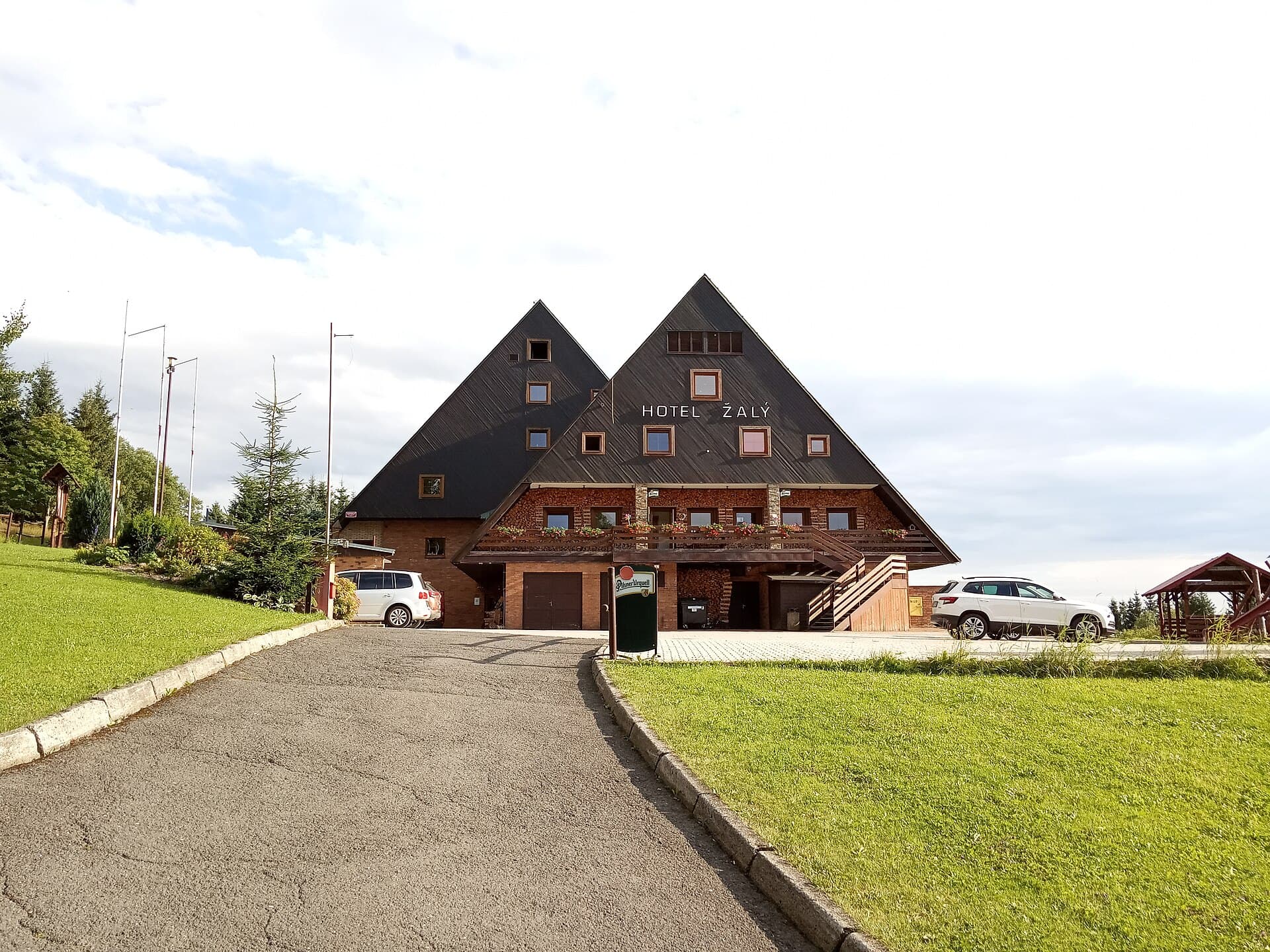 Hotel Žalý (via Wikimedia Commons, CC BY-SA 3.0)