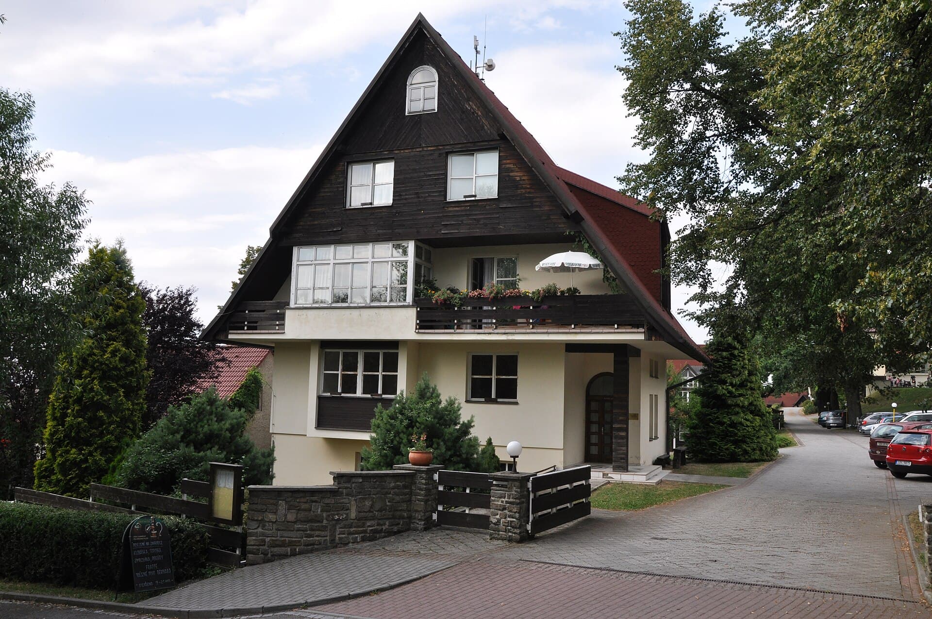 Wellness Hotel Sola Gratia (via Wikimedia Commons, CC BY-SA 3.0)