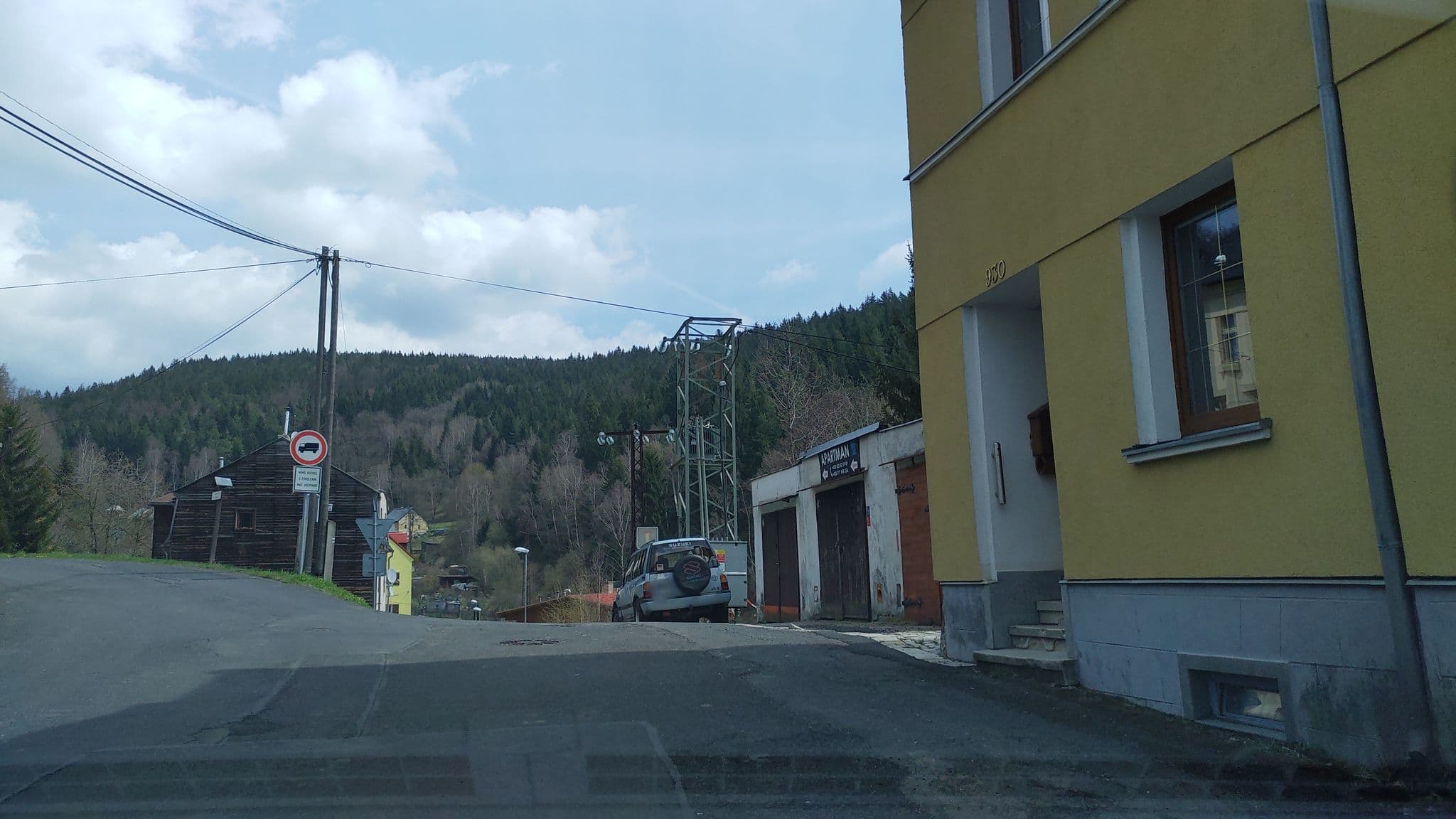 Street view near Villa Thomayer, Jáchymov — © ondrejsuchy (CC BY-SA · Mapillary)