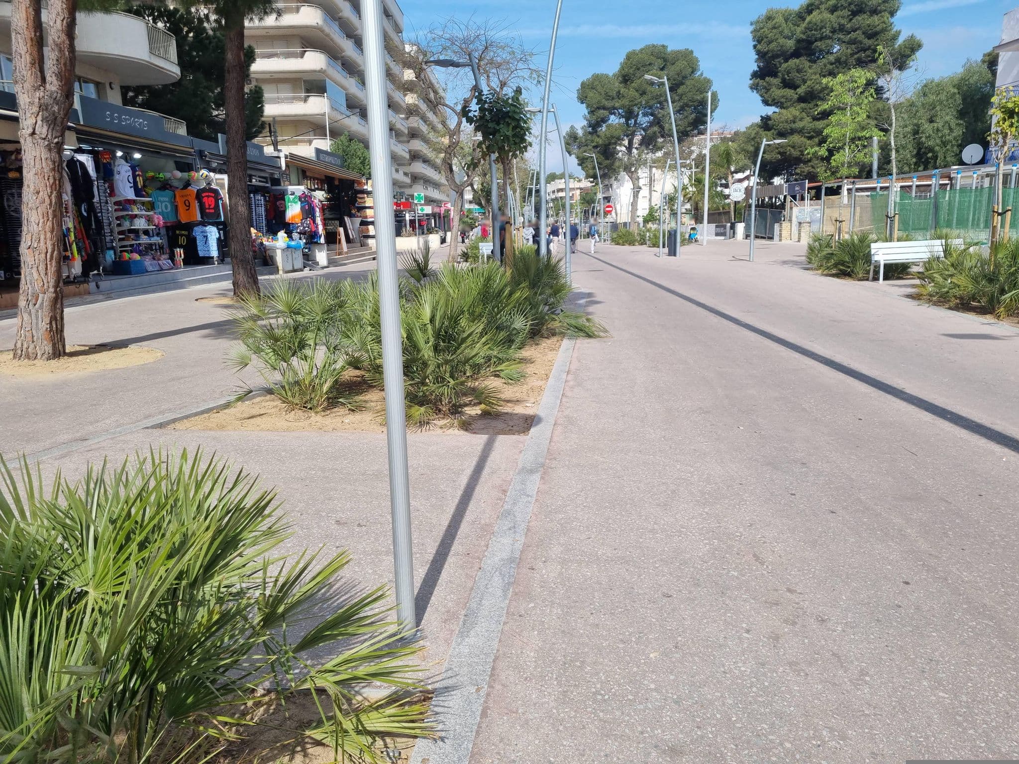Street view near Hotel Salou Beach by Pierre & Vacances, Salou — © Franciscovalera (CC BY-SA · Mapillary)