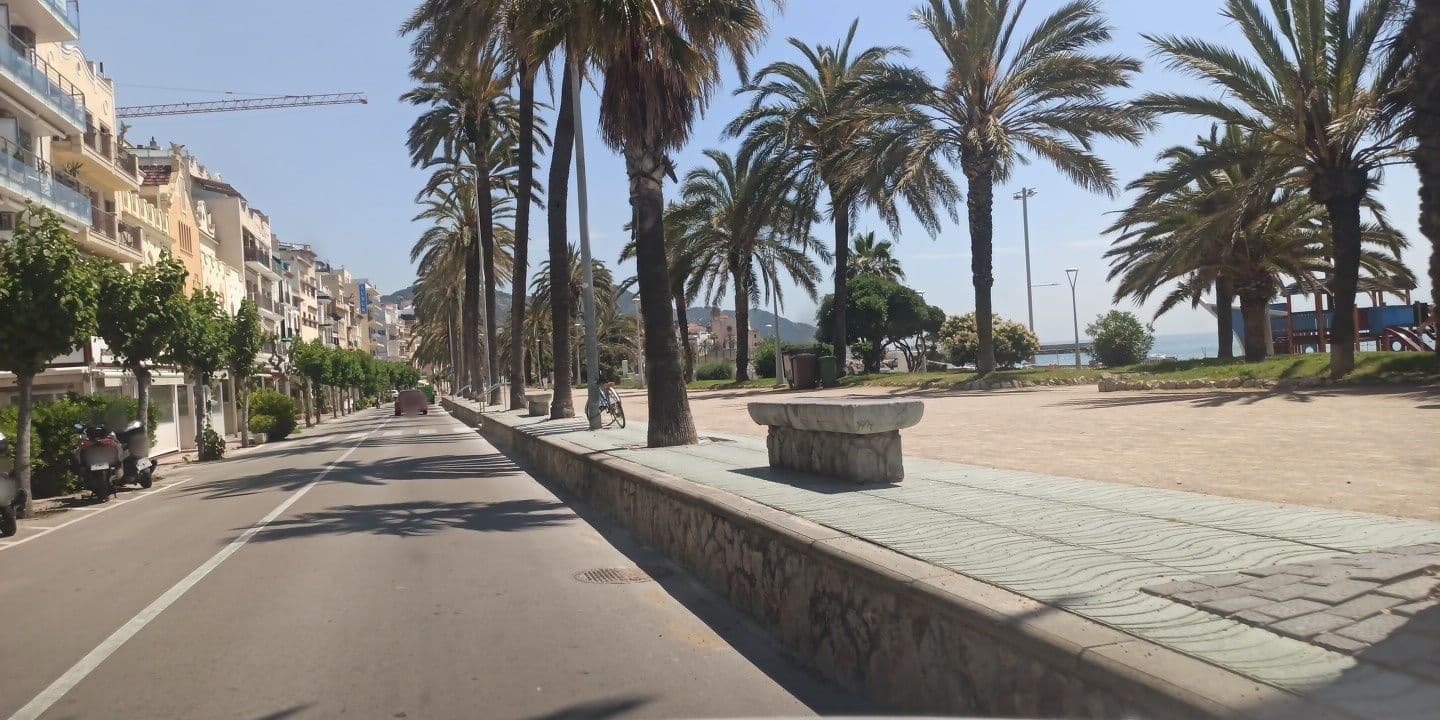 Street view near Swimmingpool Hotel Calipolis Sitges, Sitges — © yopaseopor (CC BY-SA · Mapillary)