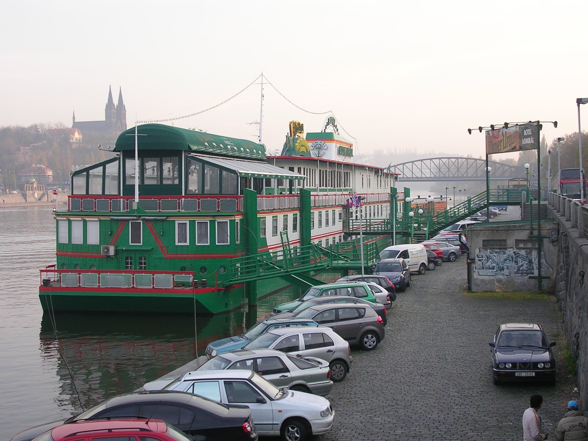Botel Admirál (via Wikimedia Commons, CC BY-SA 3.0)