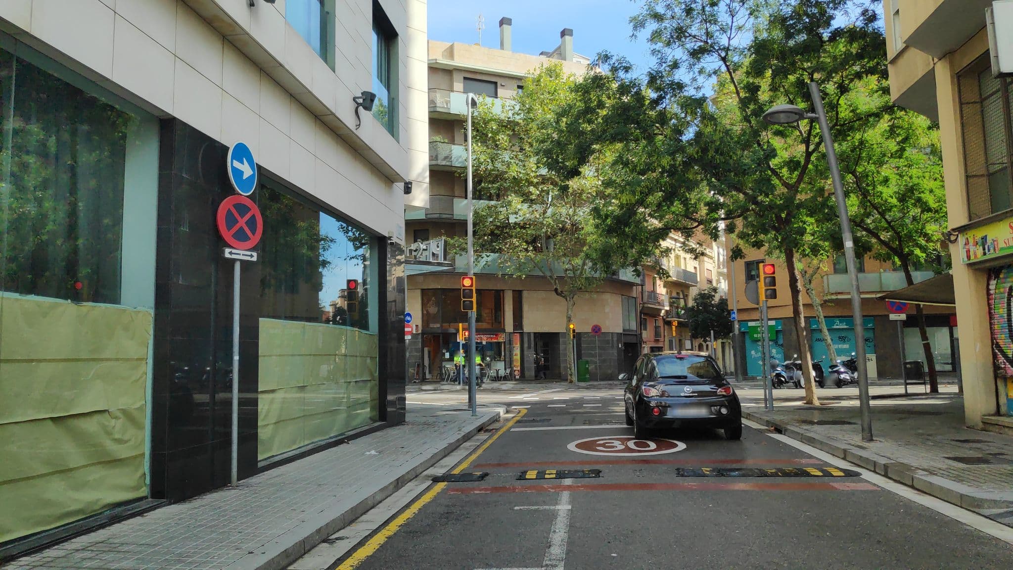 Street view near Hotel Vinci, Hostafrancs — © albertandaluz (CC BY-SA · Mapillary)