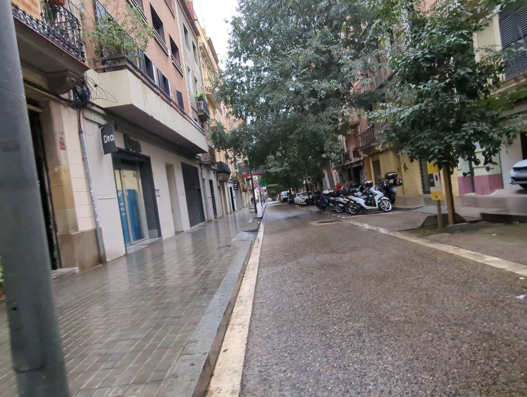 Street view near 가정집, Sants — © miguel_andrade (CC BY-SA · Mapillary)