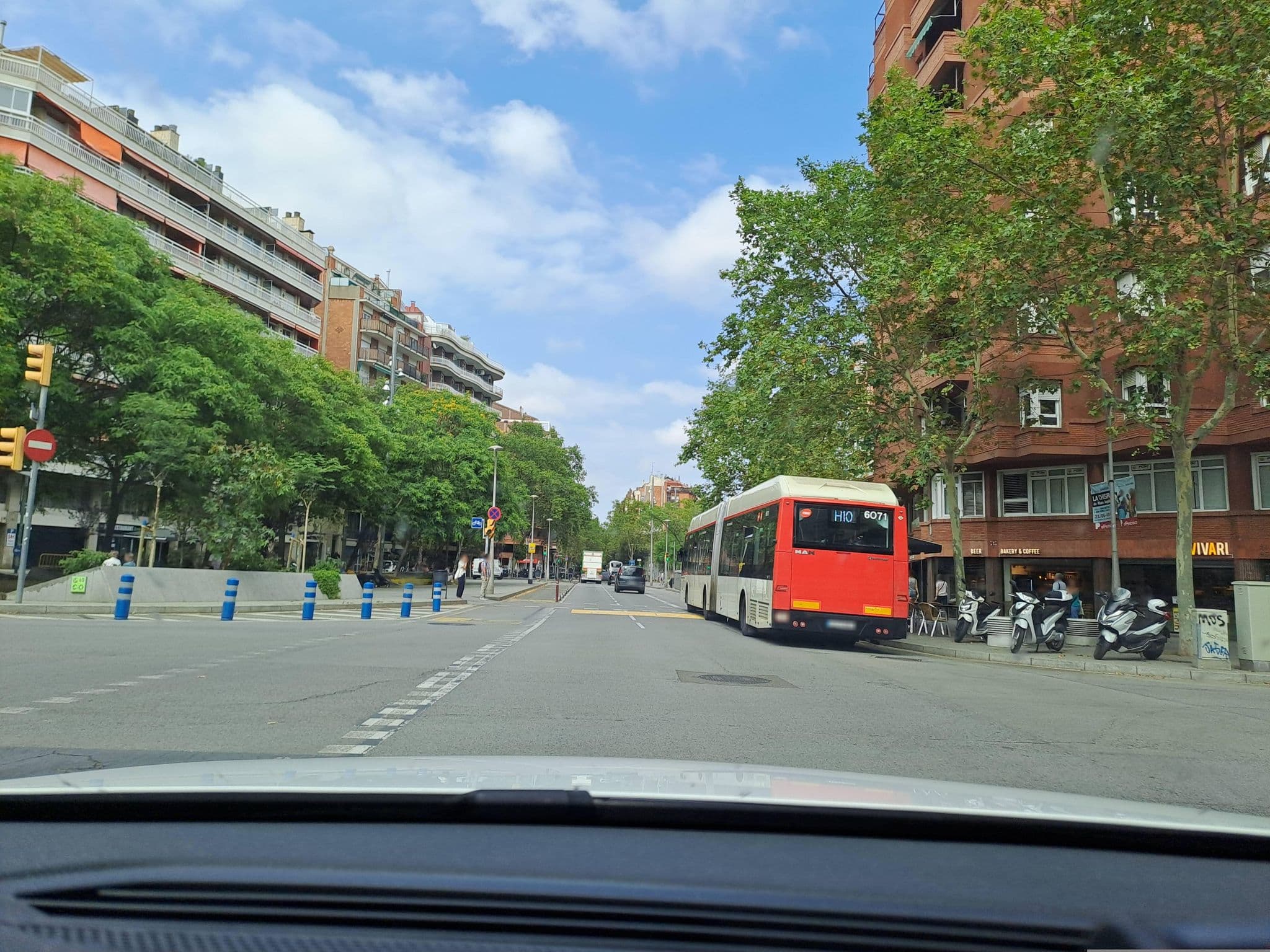 Street view near Hotel AB Viladomat, la Nova Esquerra de l'Eixample — © normanm (CC BY-SA · Mapillary)