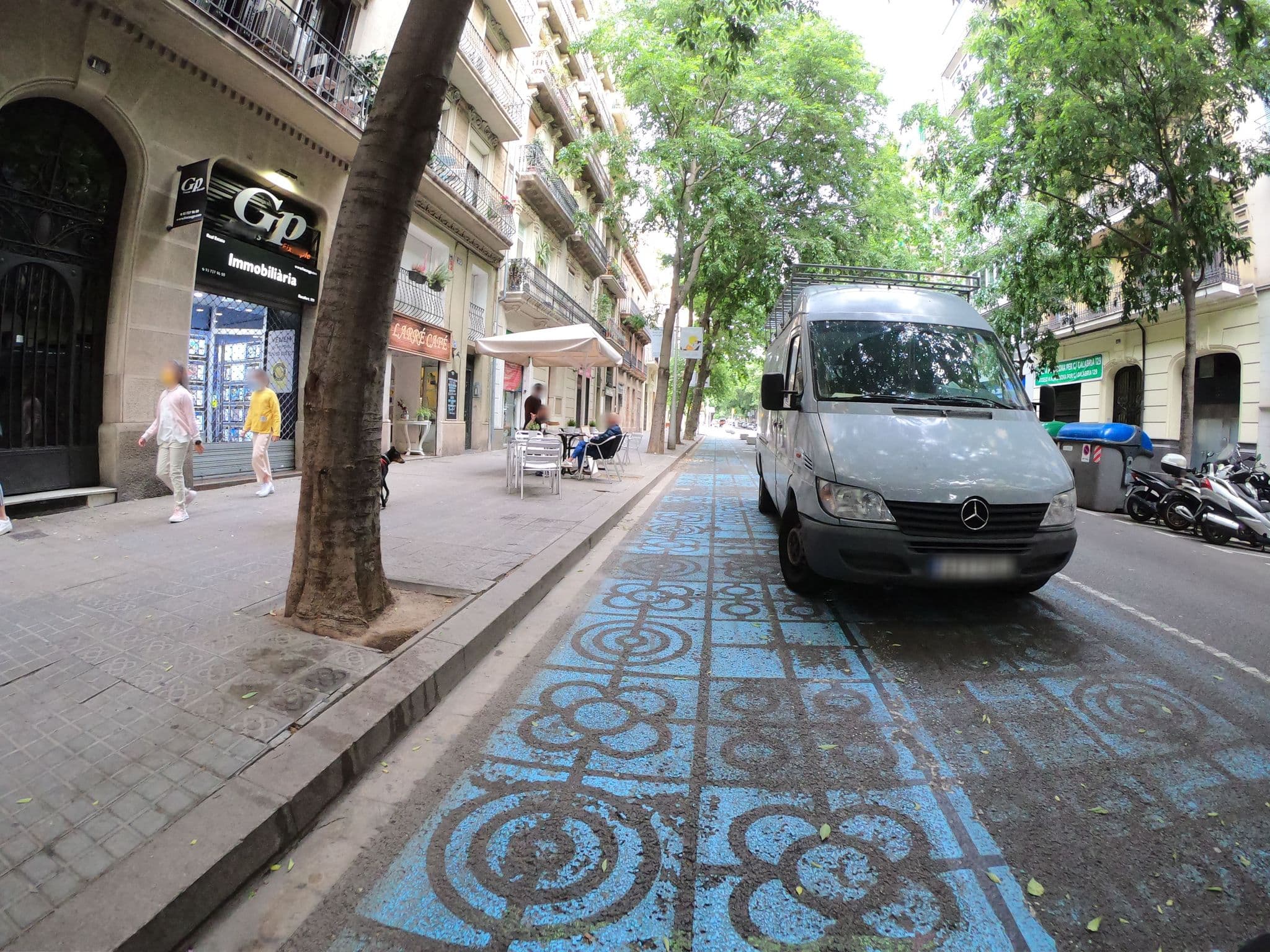 Street view near Espai Barcelona, la Nova Esquerra de l'Eixample — © rubencarbonero (CC BY-SA · Mapillary)