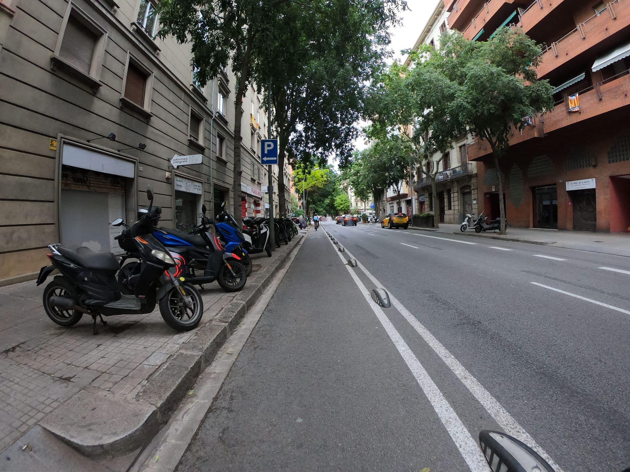 Street view near Atic Barcelona, la Nova Esquerra de l'Eixample — © rubencarbonero (CC BY-SA · Mapillary)