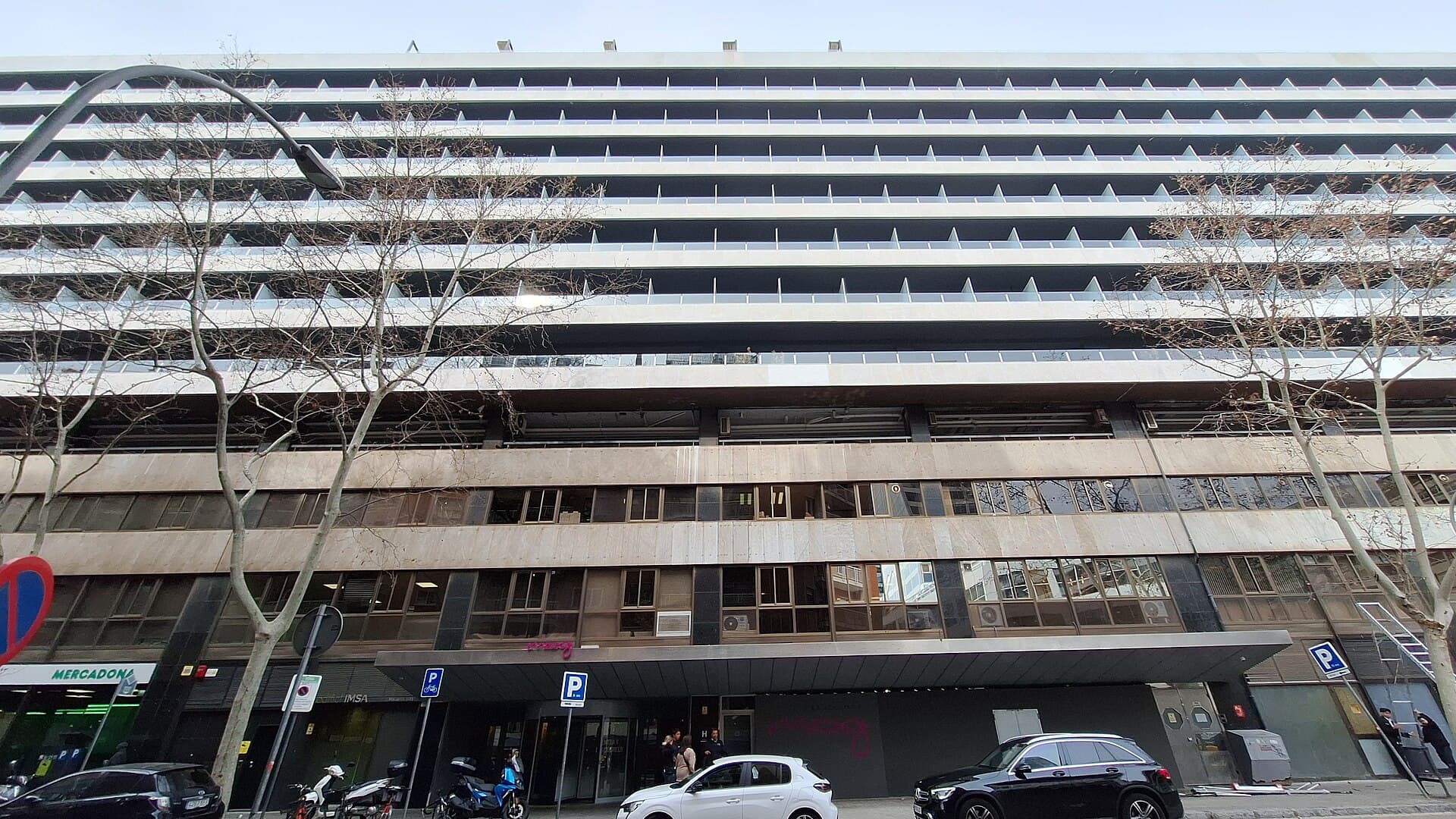Piscina Expo Hotel Barcelona (via Wikimedia Commons, CC BY-SA 3.0)