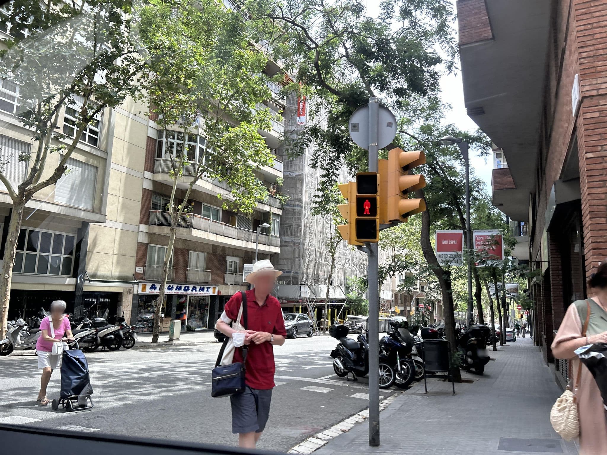 Street view near Hostal, Sant Gervasi - Galvany — © TristanM17 (CC BY-SA · Mapillary)