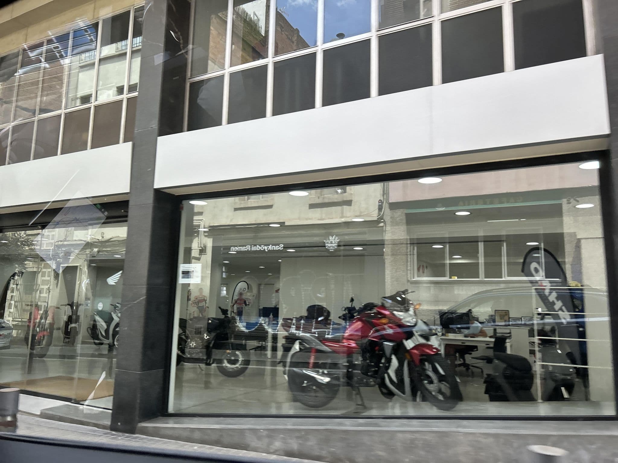 Street view near mhB, Sant Gervasi - Galvany — © TristanM17 (CC BY-SA · Mapillary)
