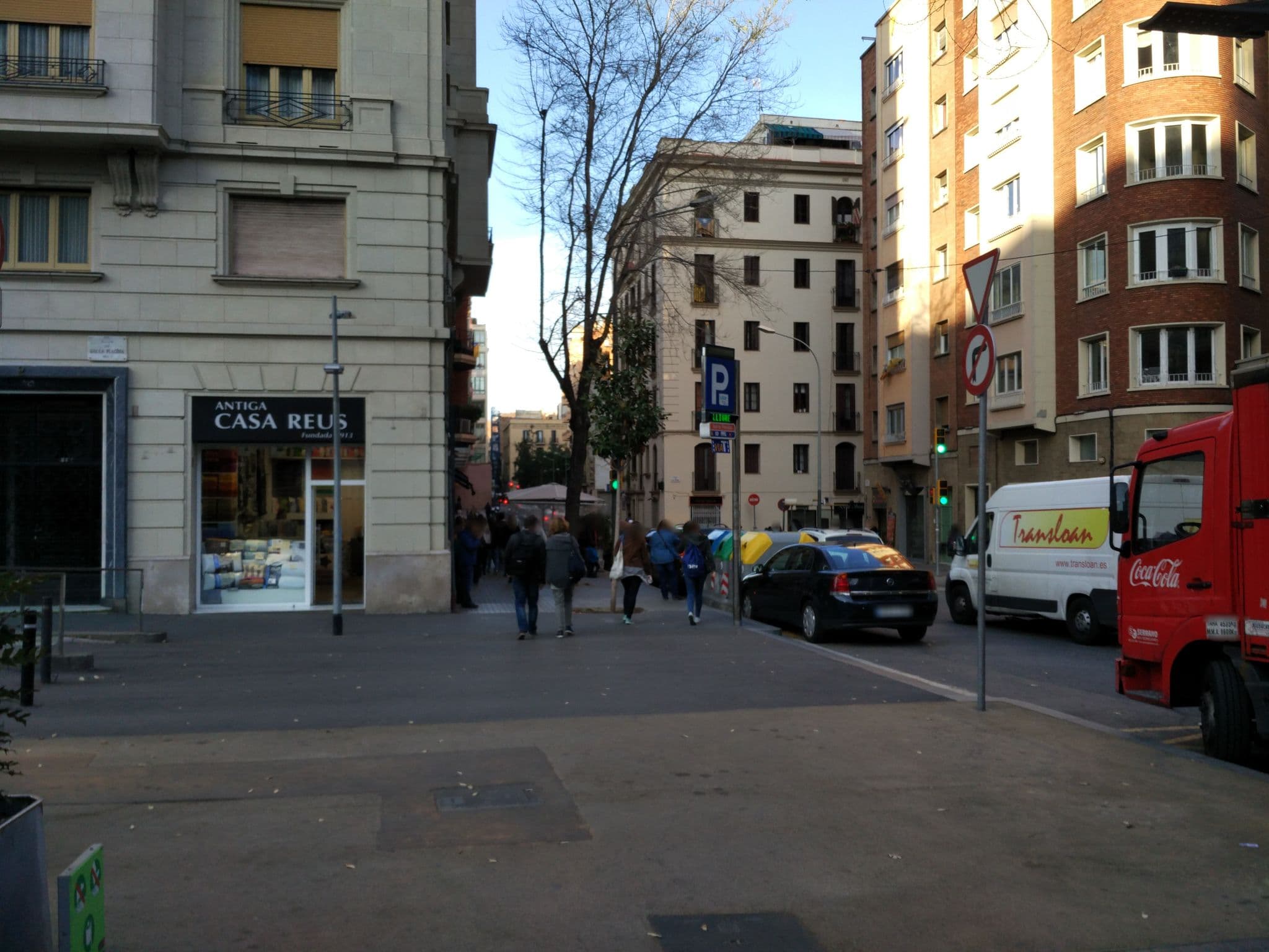 Street view near Residencia Universitaria Augusta, Gràcia — © pstng (CC BY-SA · Mapillary)