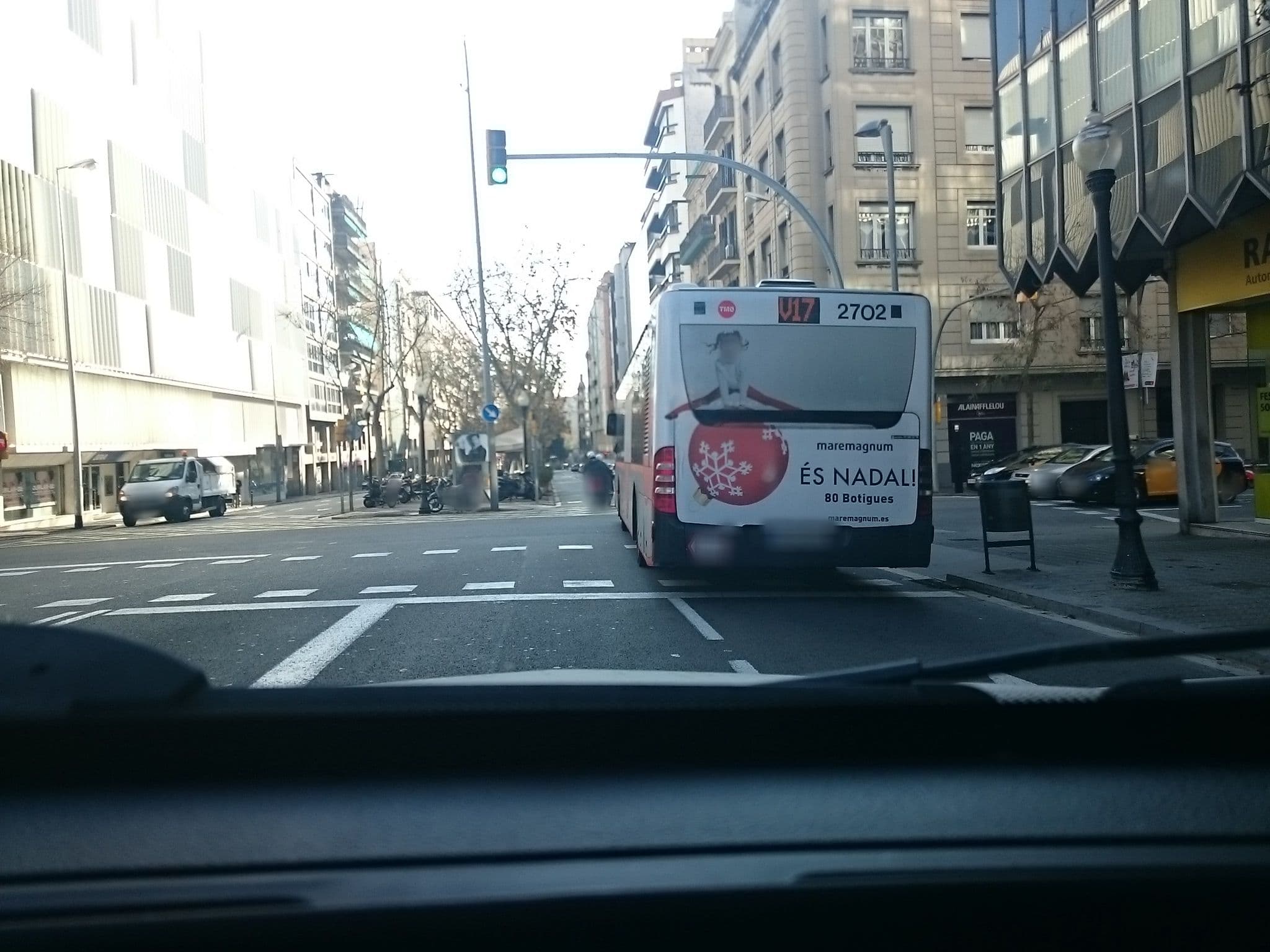 Street view near Arasuites BCN, Gràcia — © bolosig (CC BY-SA · Mapillary)