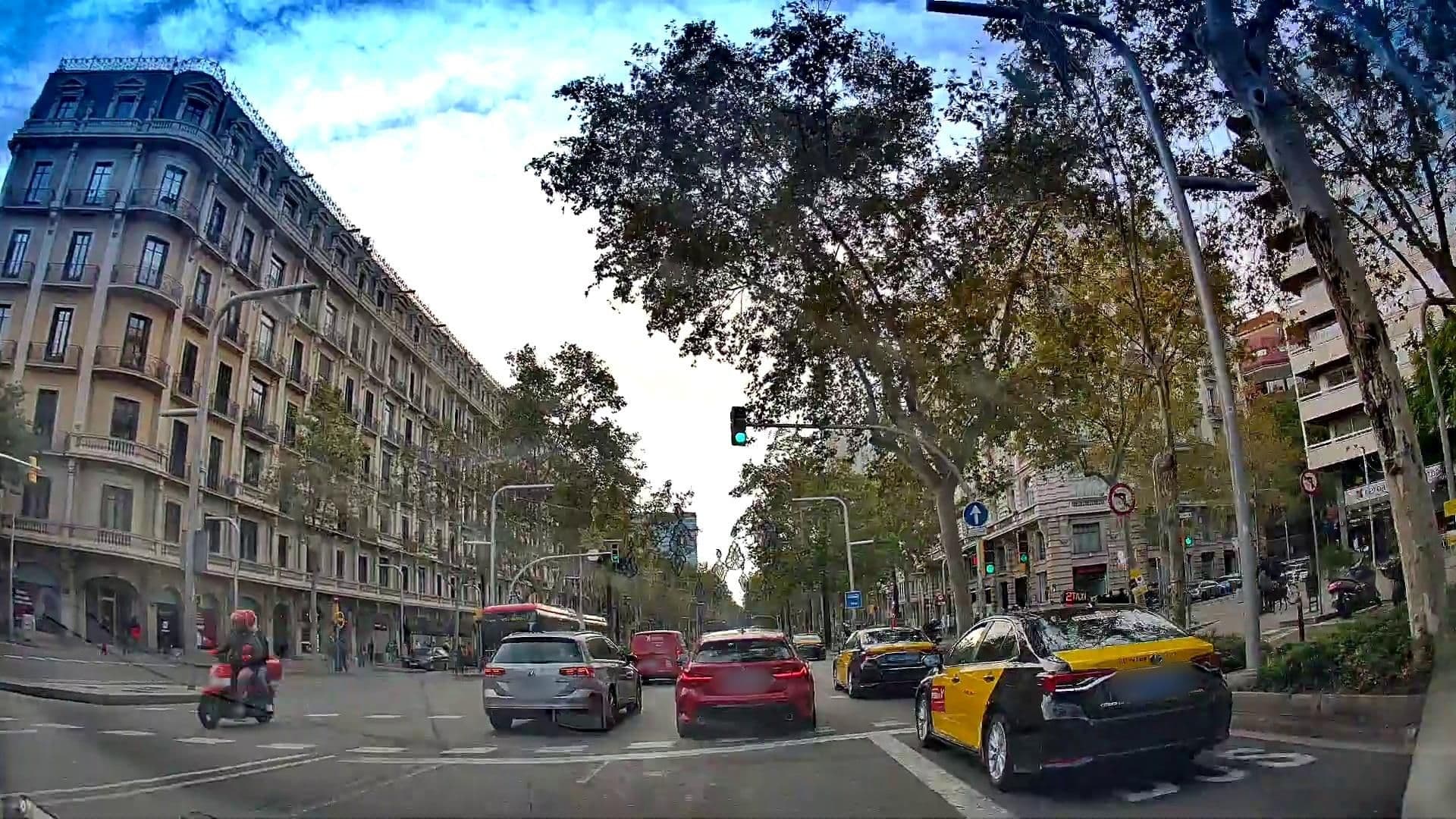 Street view near Love Barselona, l'Antiga Esquerra de l'Eixample — © m_esp_32 (CC BY-SA · Mapillary)