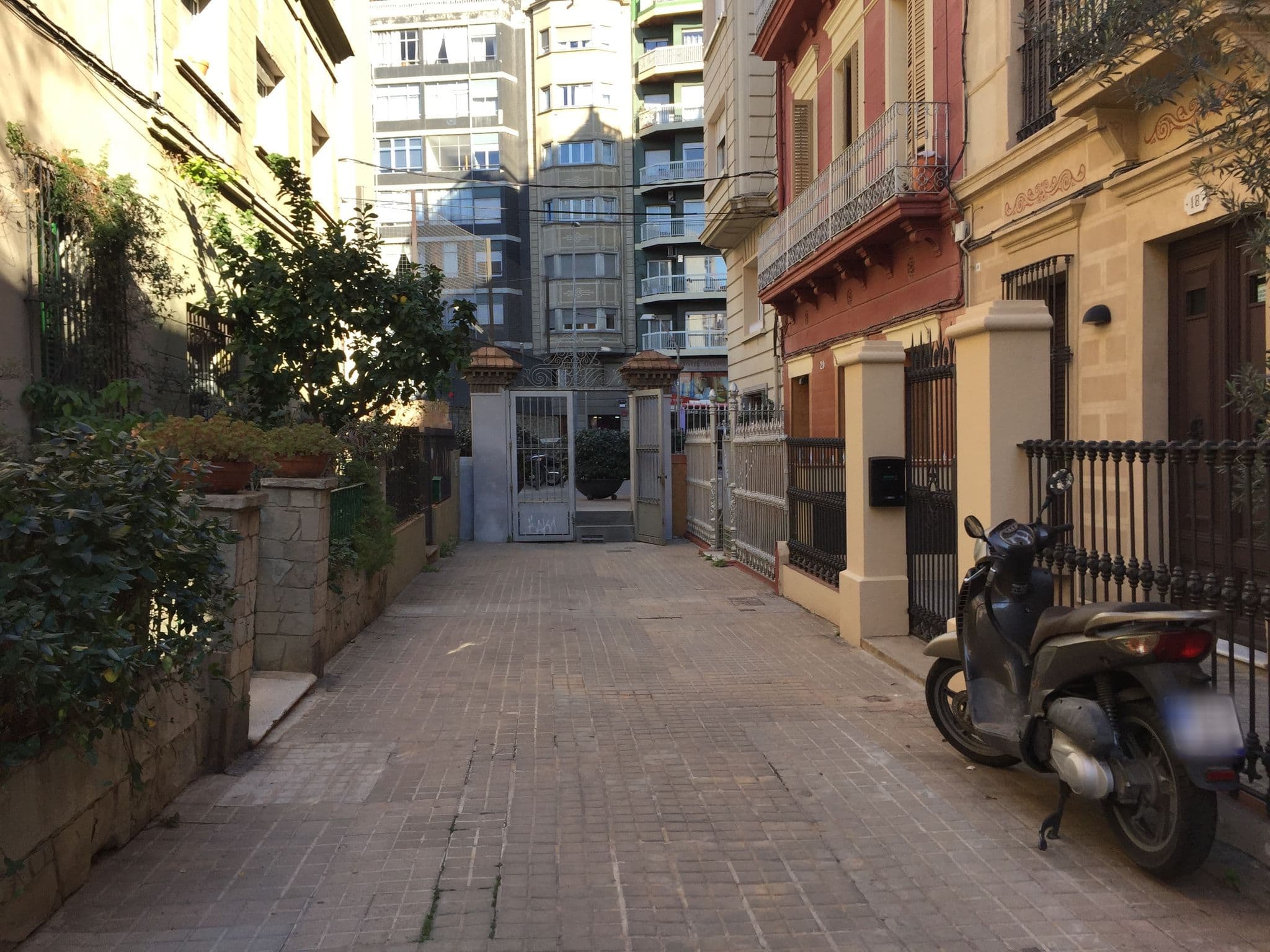Street view near Mercer Hotel Barcelona, Gràcia — © laiasomnatura (CC BY-SA · Mapillary)