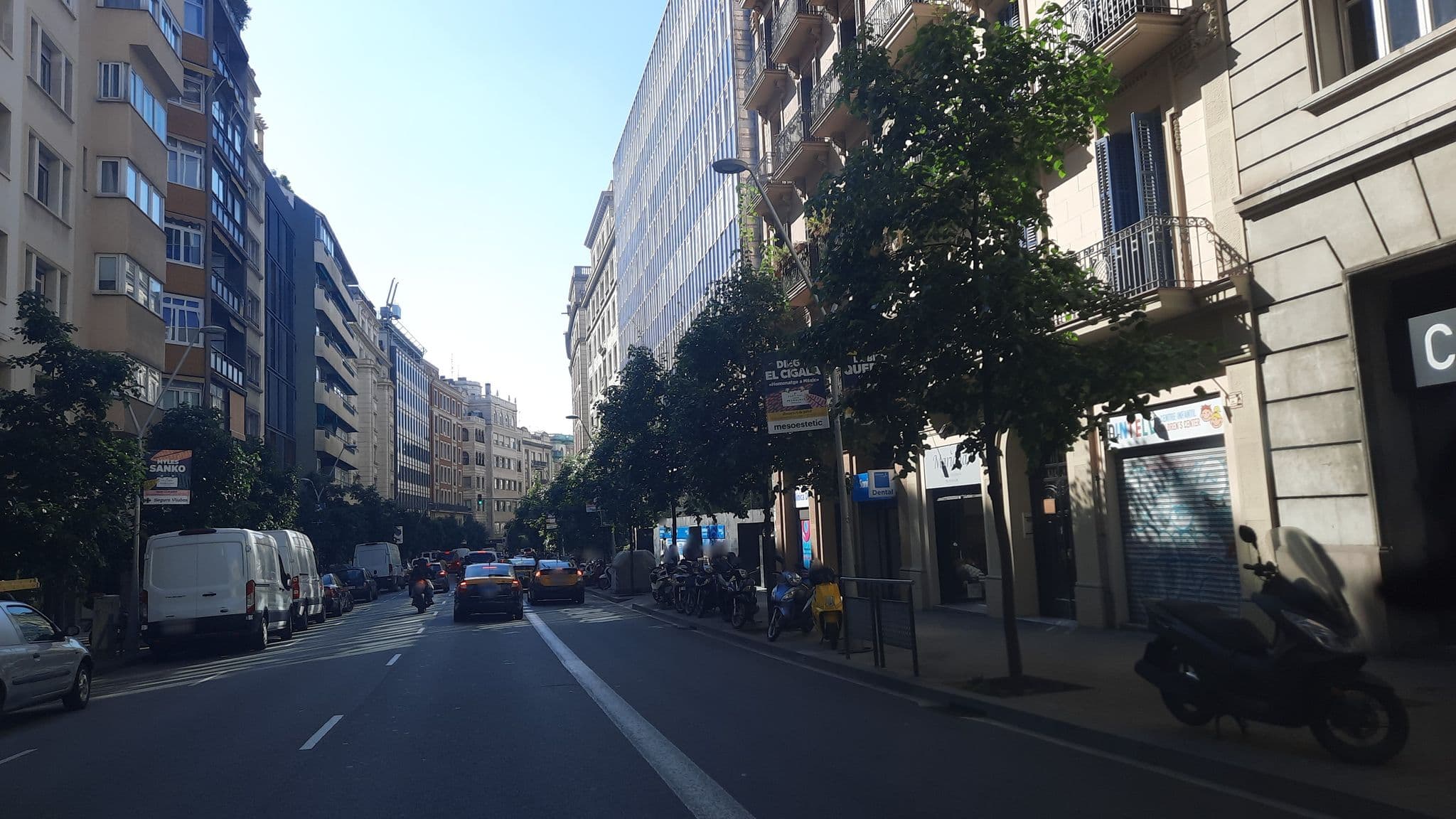 Street view near Dos Cielos, Sant Gervasi - Galvany — © aariassanta (CC BY-SA · Mapillary)
